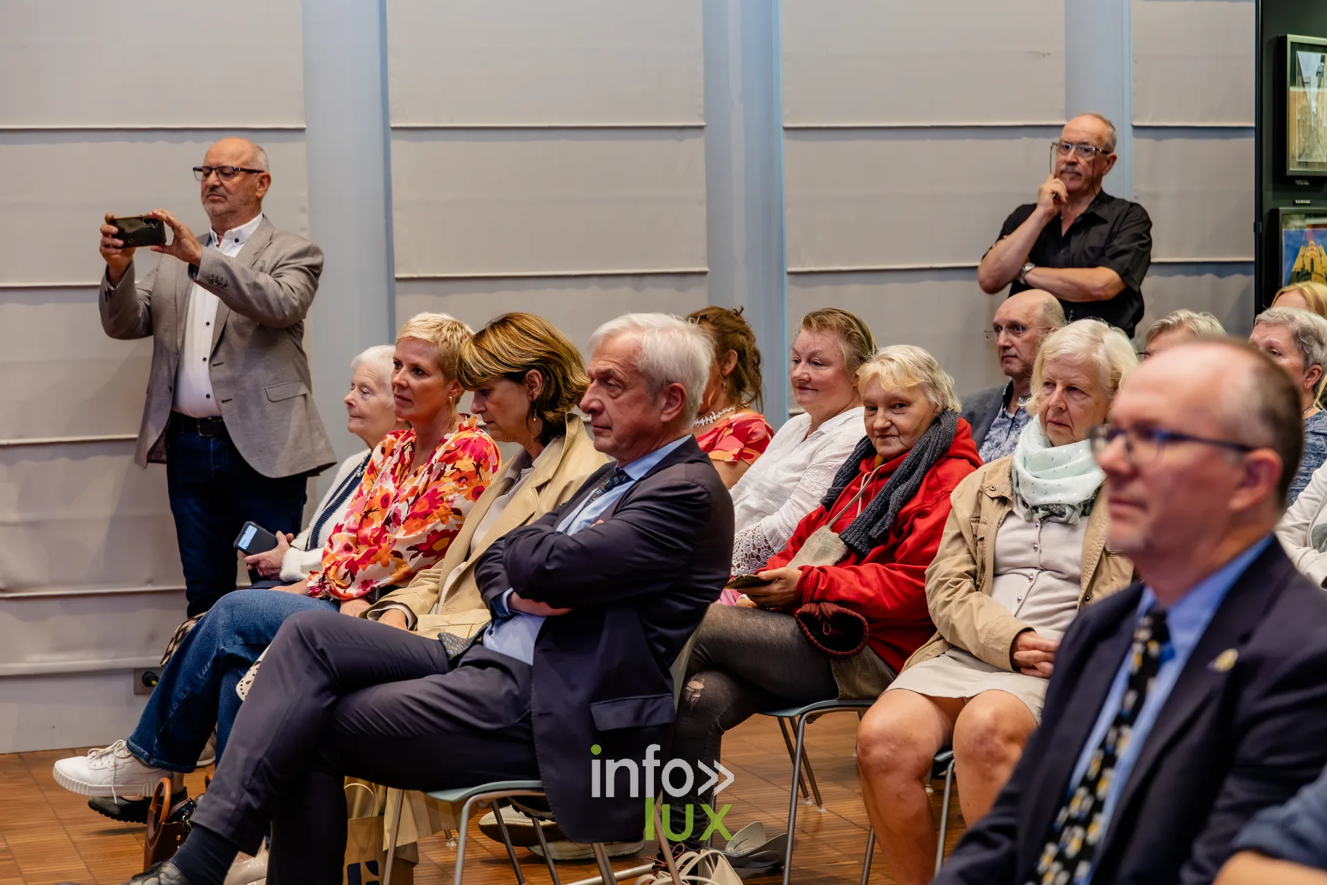 Public nombreux assis dans la salle des mariages de l’Hôtel de Ville de Nivelles lors du vernissage du Royal Photo Club Entre Nous