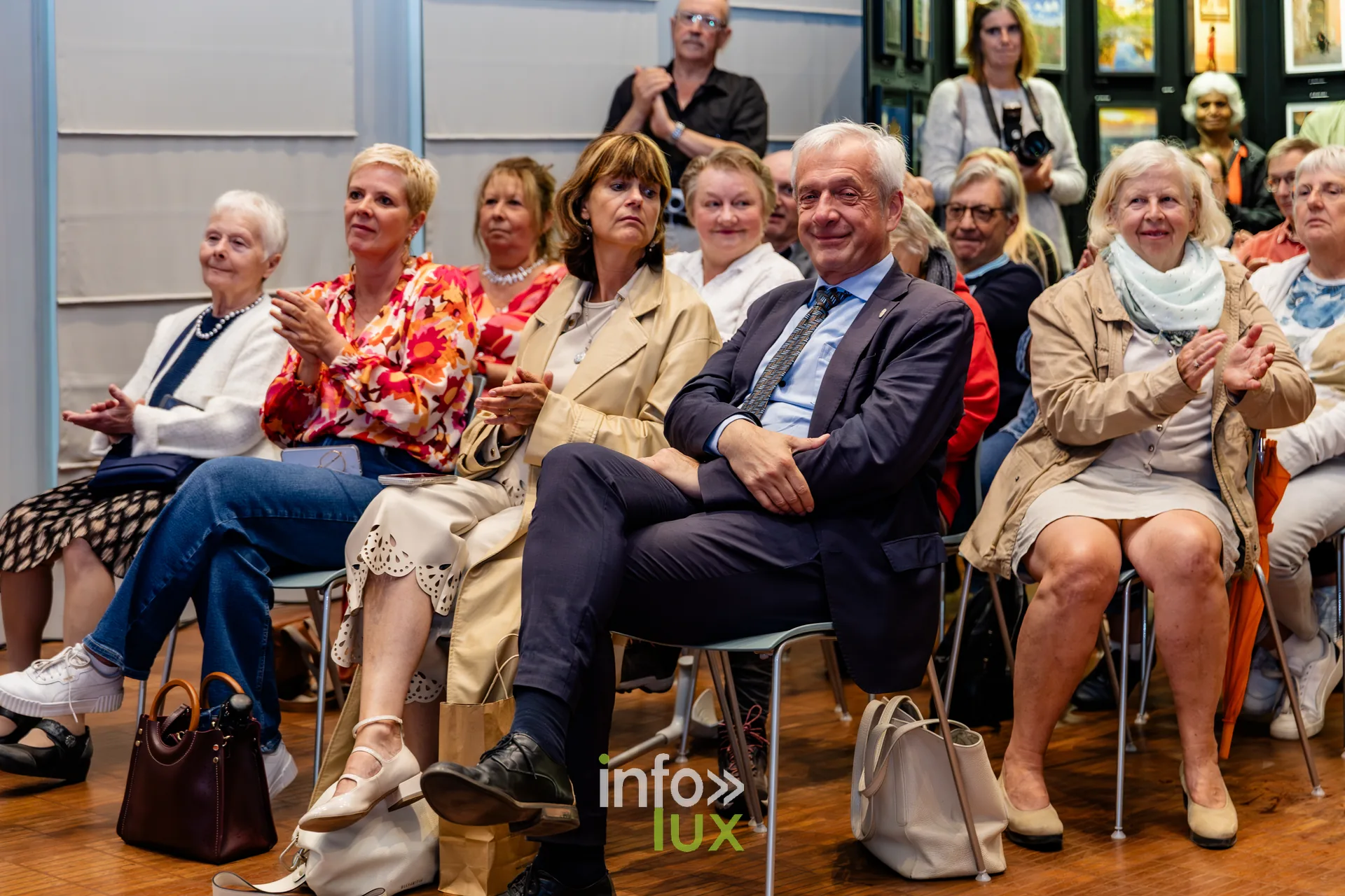 Public nombreux assis dans la salle des mariages de l’Hôtel de Ville de Nivelles lors du vernissage du Royal Photo Club Entre Nous