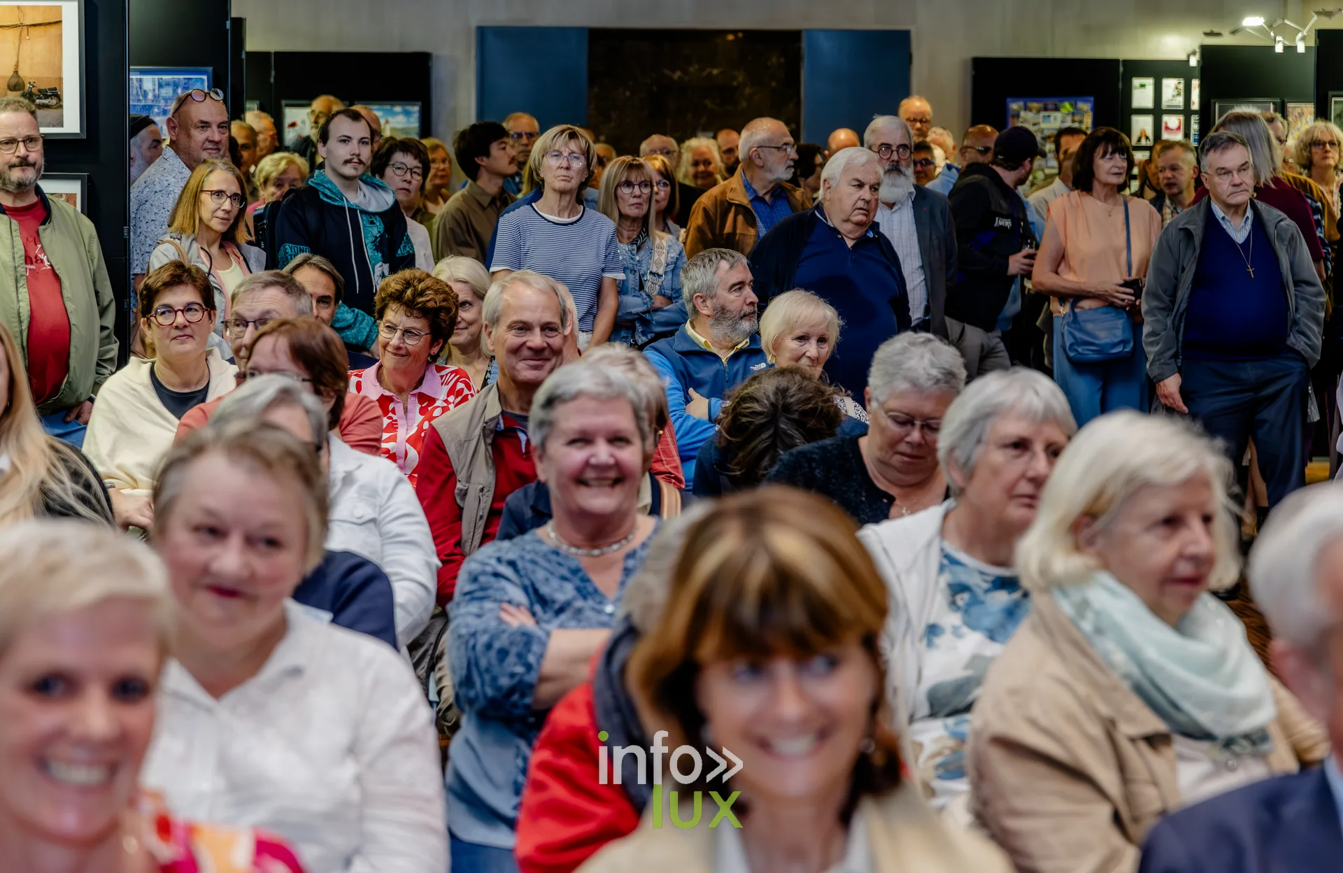 Vue d’ensemble de la foule au vernissage du Royal Photo Club Entre Nous à Nivelles