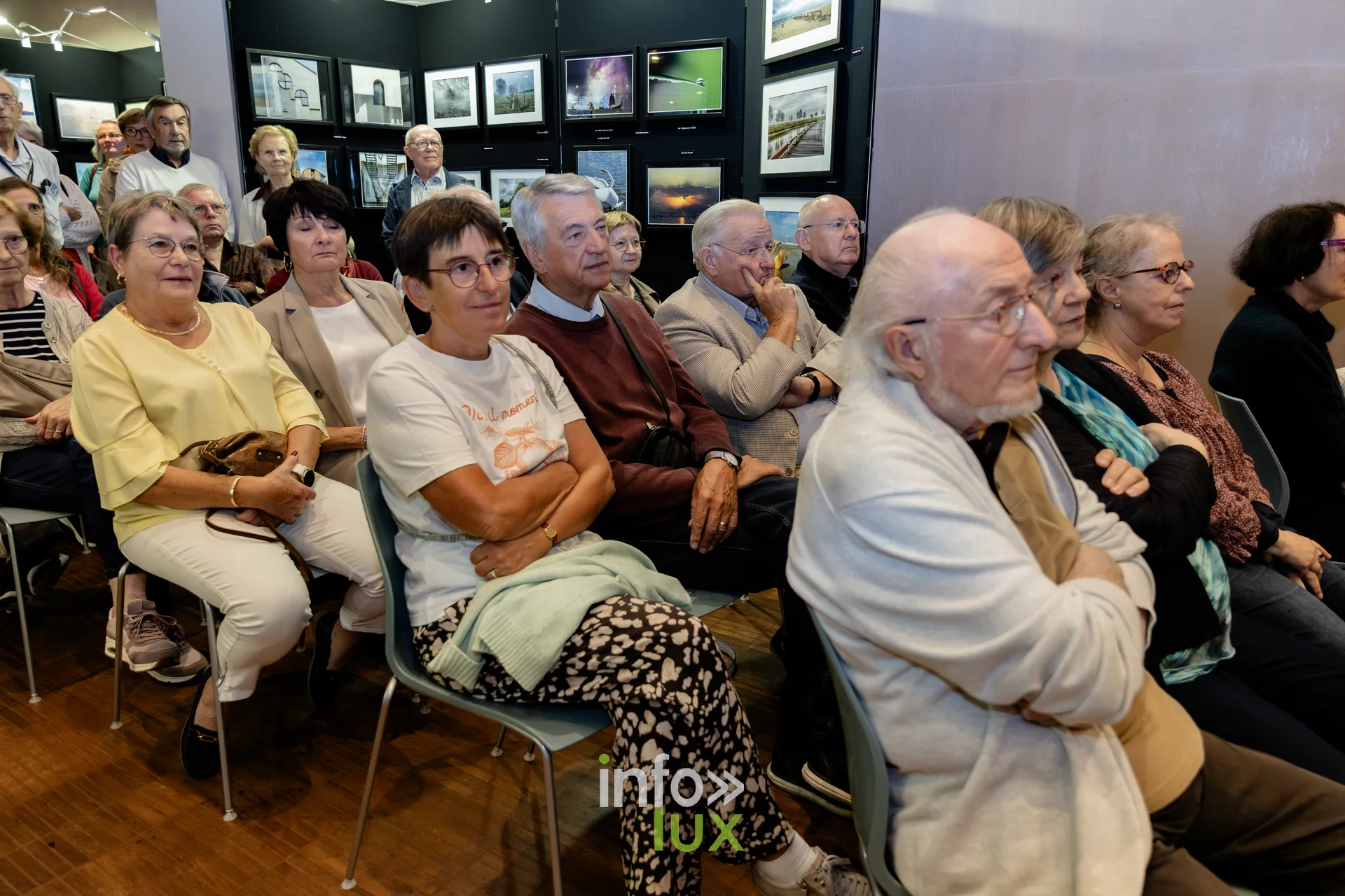 Public nombreux assis dans la salle des mariages de l’Hôtel de Ville de Nivelles lors du vernissage du Royal Photo Club Entre Nous