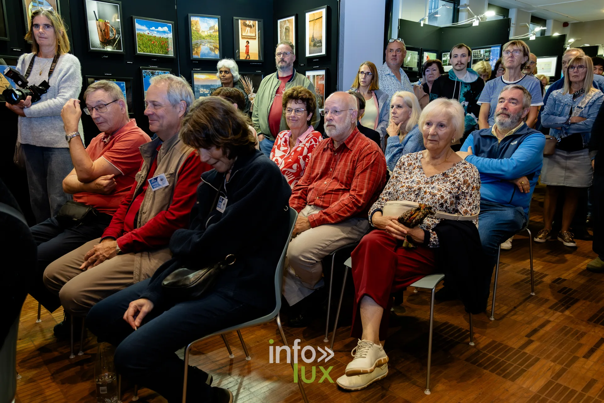 Public nombreux assis dans la salle des mariages de l’Hôtel de Ville de Nivelles lors du vernissage du Royal Photo Club Entre Nous