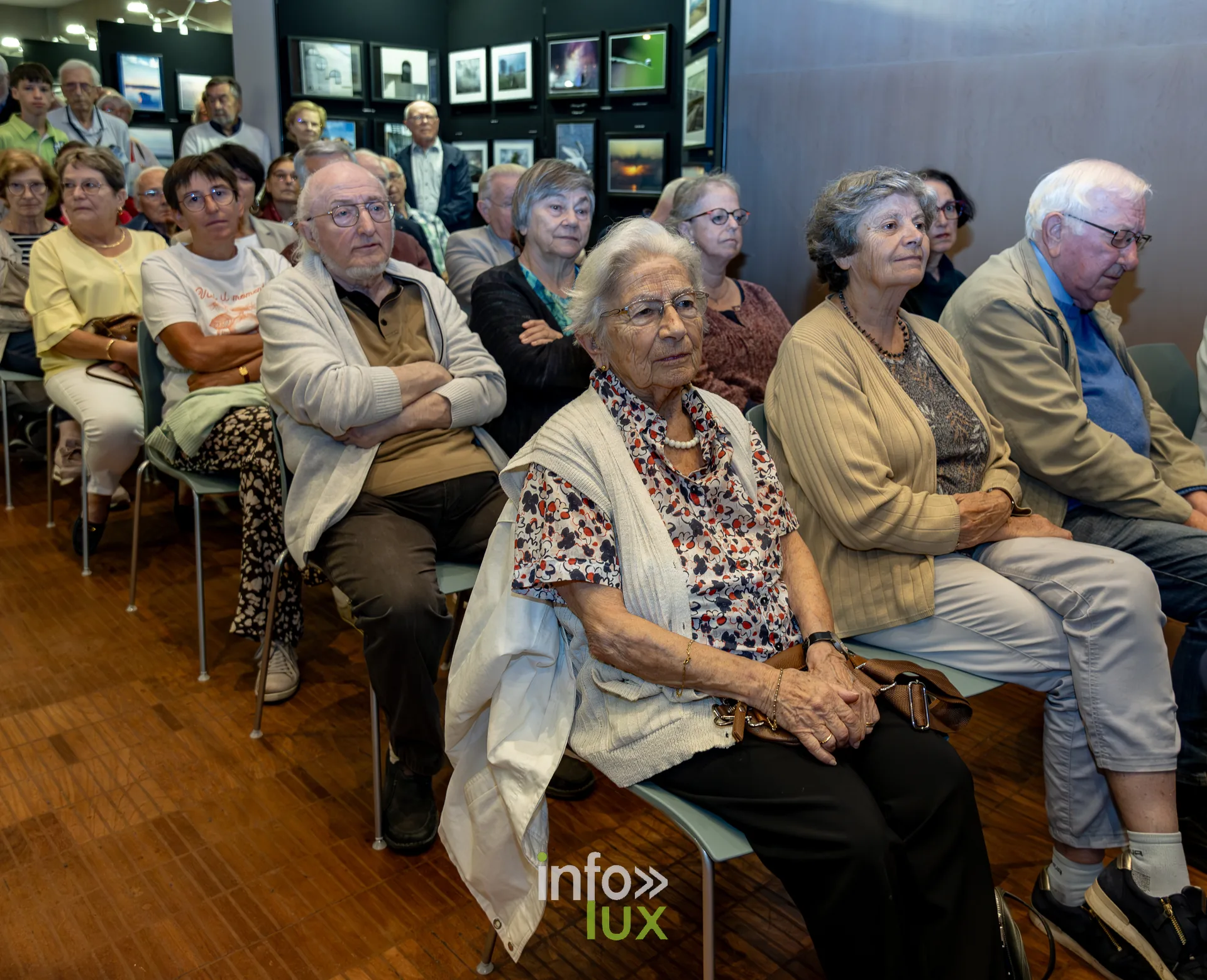 Public nombreux assis dans la salle des mariages de l’Hôtel de Ville de Nivelles lors du vernissage du Royal Photo Club Entre Nous