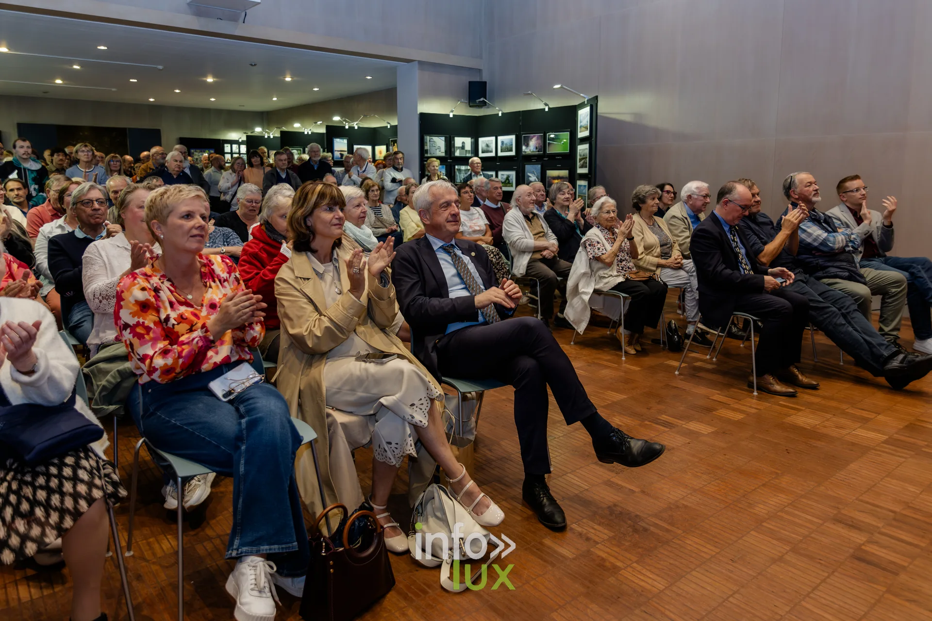 Salle des mariages de l’Hôtel de Ville de Nivelles remplie pour le vernissage du Royal Photo Club Entre Nous