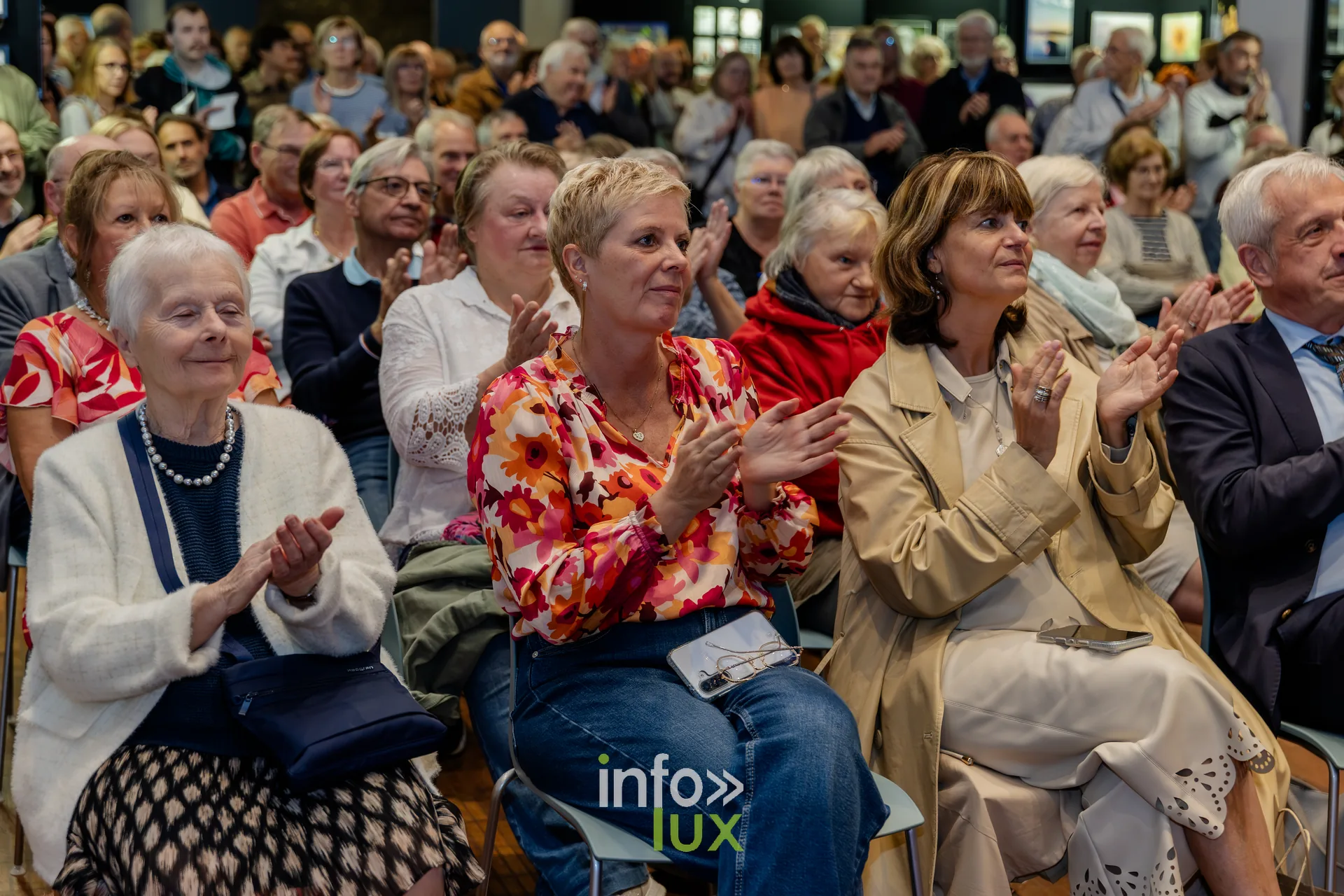 Spectateurs applaudissant lors du vernissage du Royal Photo Club Entre Nous à Nivelles