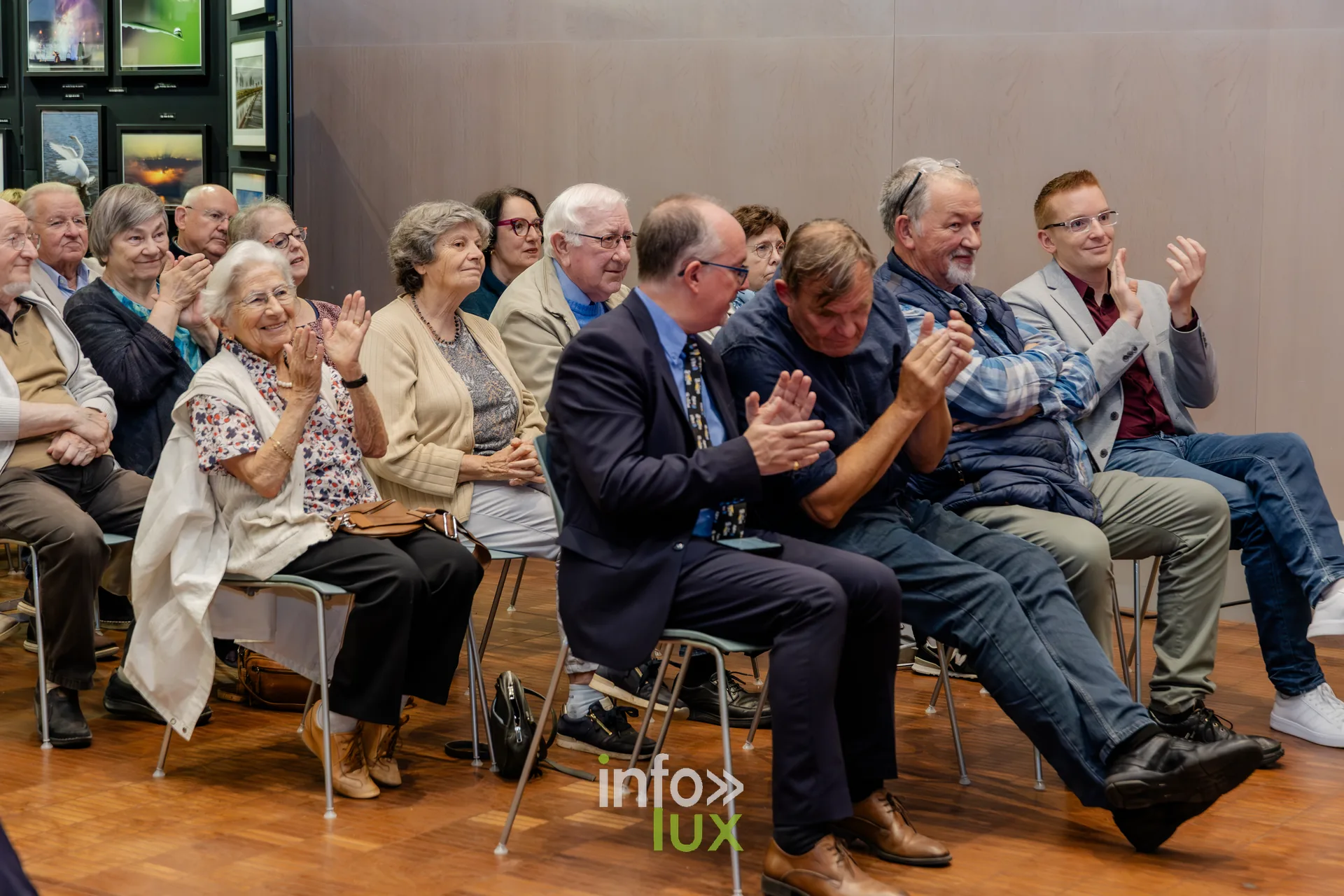 Public nombreux assis dans la salle des mariages de l’Hôtel de Ville de Nivelles lors du vernissage du Royal Photo Club Entre Nous
