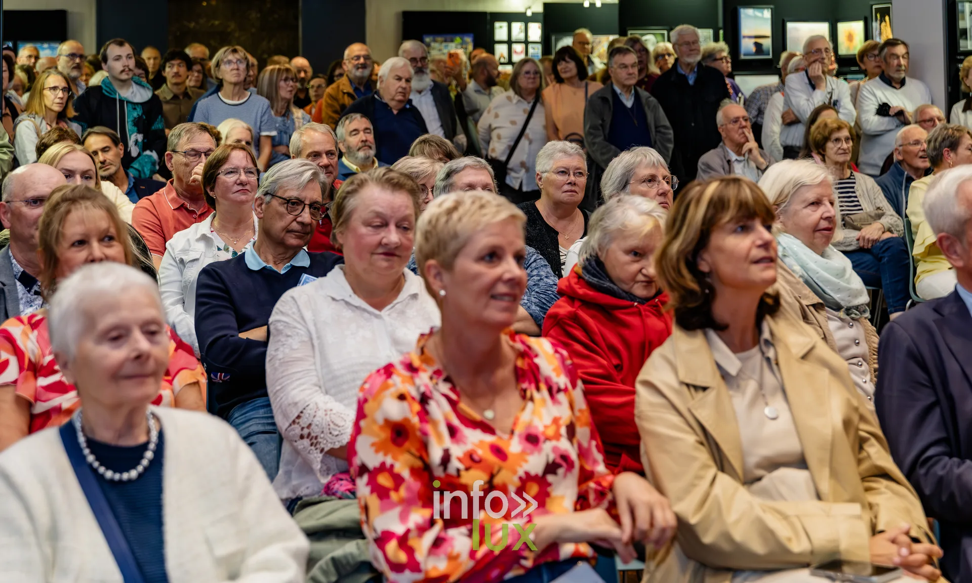 Public nombreux assis dans la salle des mariages de l’Hôtel de Ville de Nivelles lors du vernissage du Royal Photo Club Entre Nous
