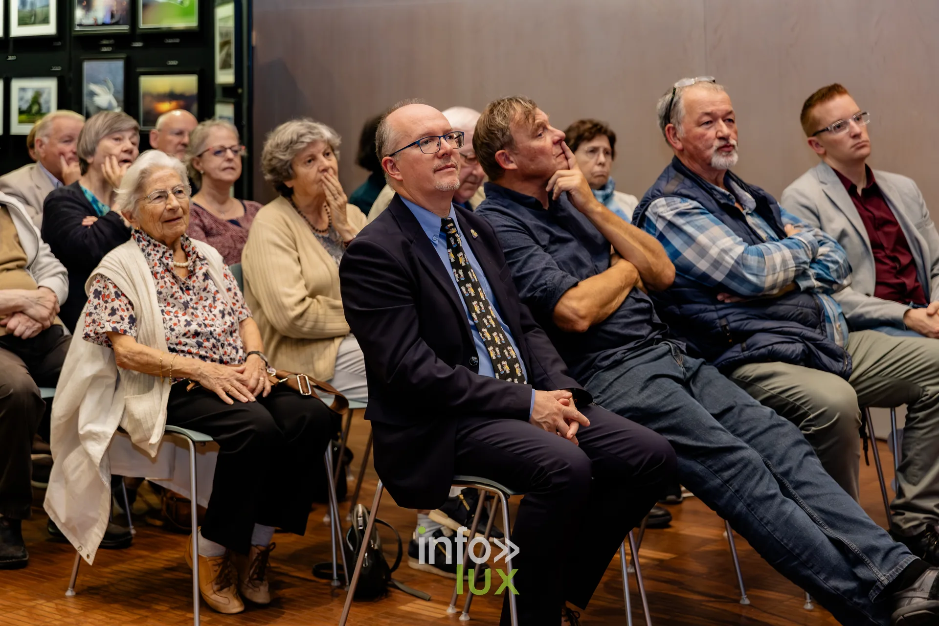 Public nombreux assis dans la salle des mariages de l’Hôtel de Ville de Nivelles lors du vernissage du Royal Photo Club Entre Nous