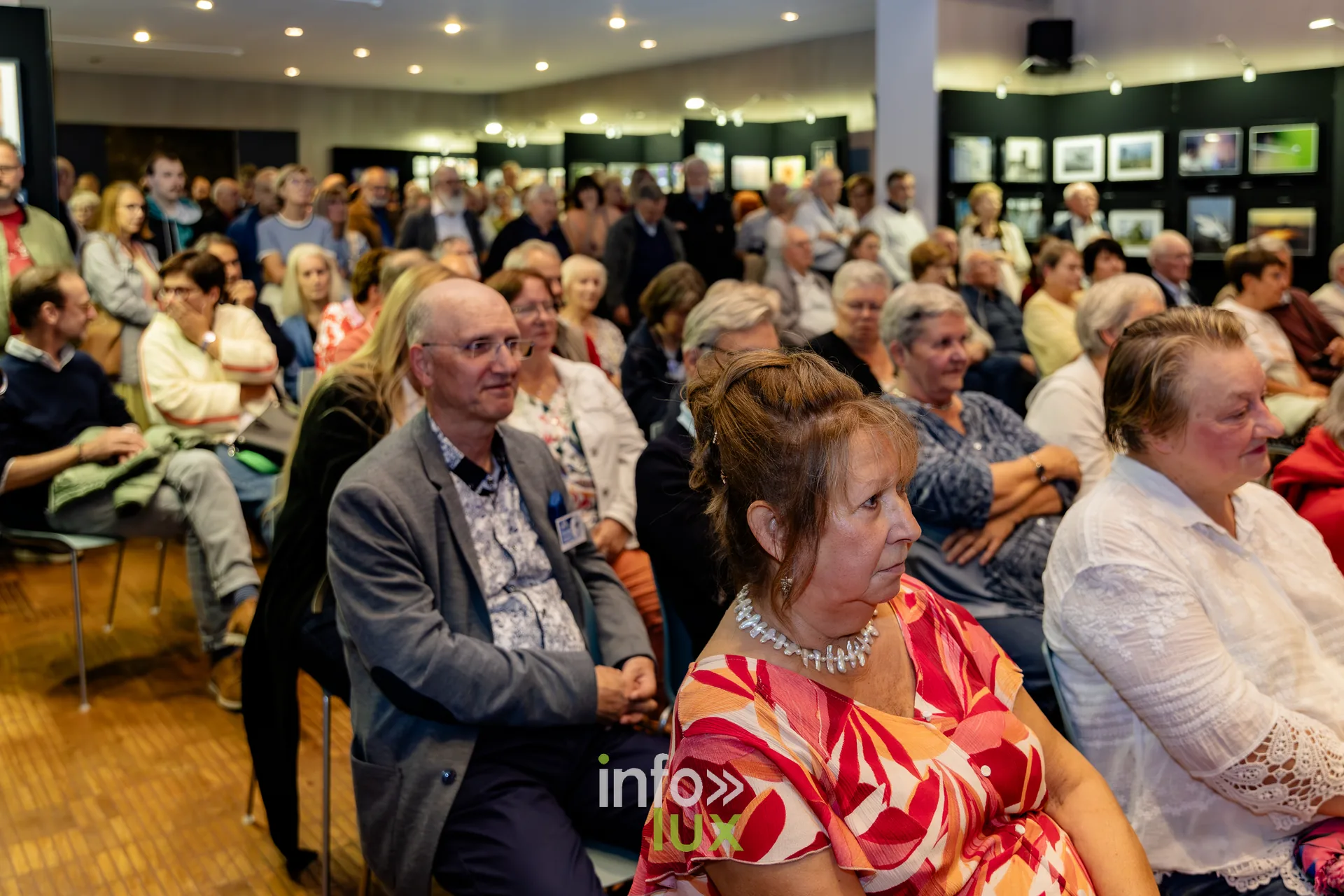 Public nombreux assis dans la salle des mariages de l’Hôtel de Ville de Nivelles lors du vernissage du Royal Photo Club Entre Nous