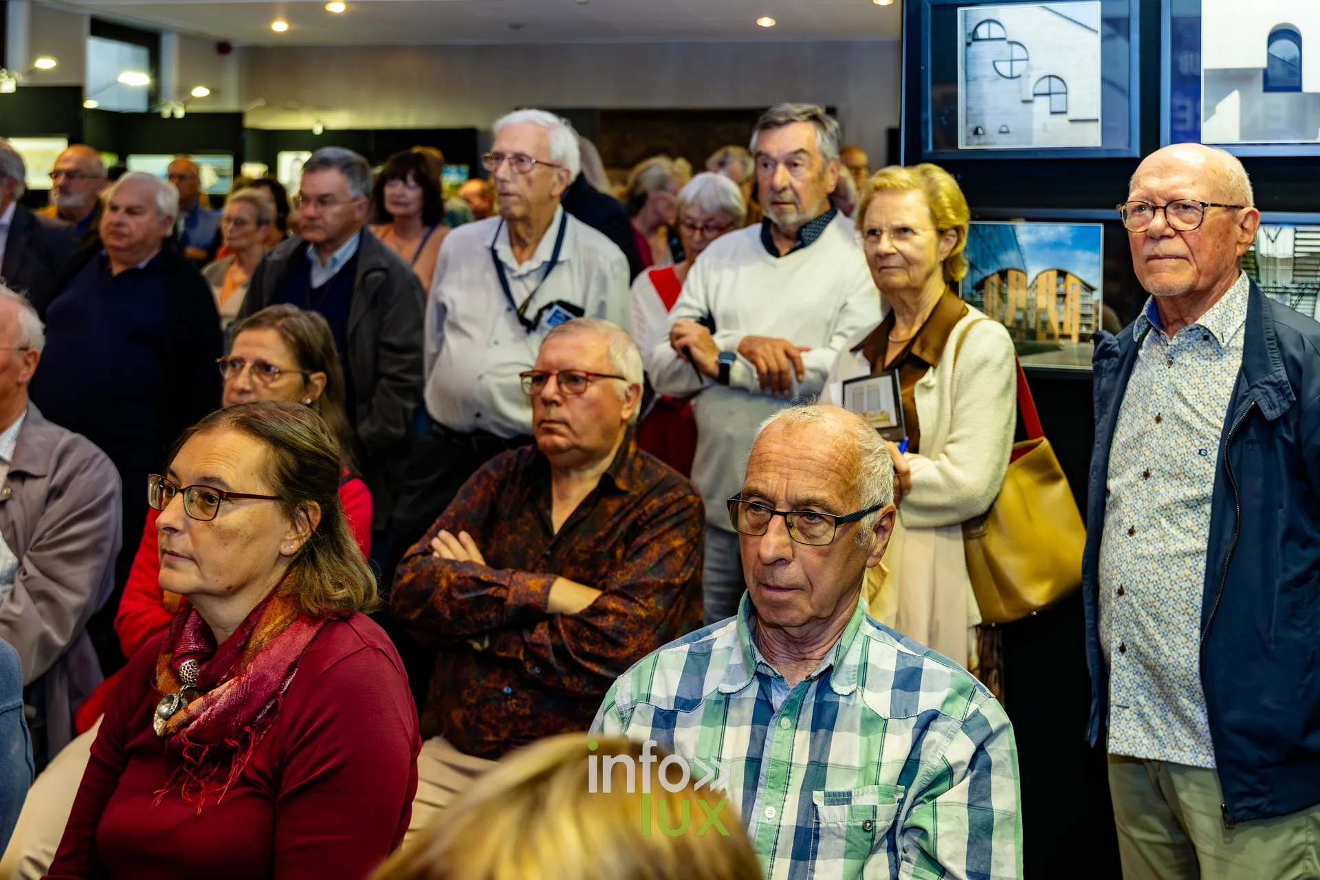 Public nombreux assis dans la salle des mariages de l’Hôtel de Ville de Nivelles lors du vernissage du Royal Photo Club Entre Nous