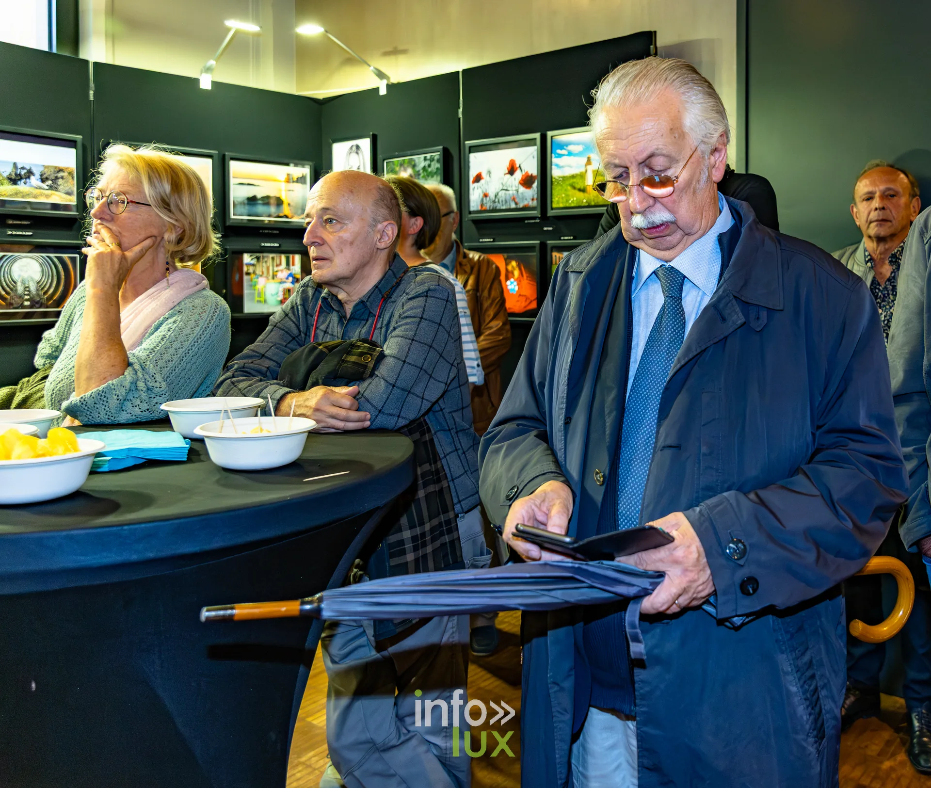 Invités autour d’une table lors du verre de l’amitié du vernissage du Royal Photo Club Entre Nous