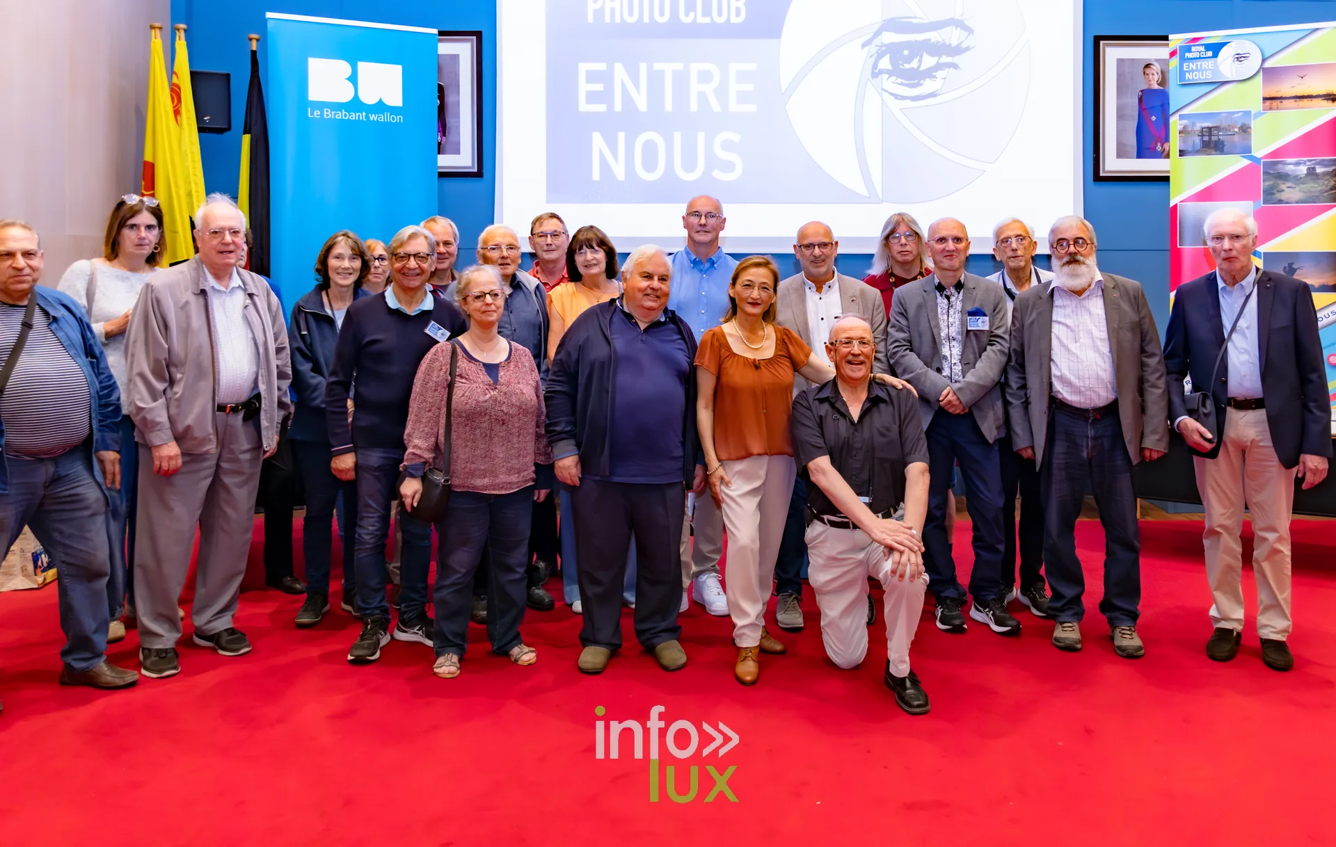 Membres du Royal Photo Club Entre Nous posant sur le tapis rouge de la salle des mariages de Nivelles