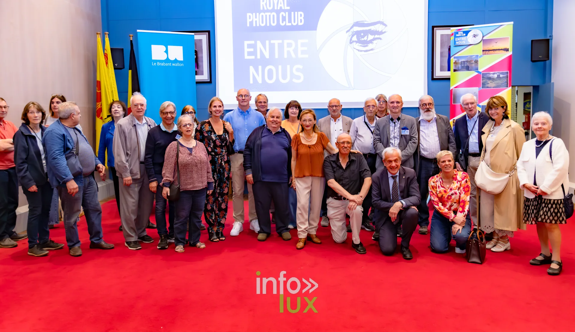 Photo de groupe élargie des membres du Royal Photo Club Entre Nous lors du vernissage 2026