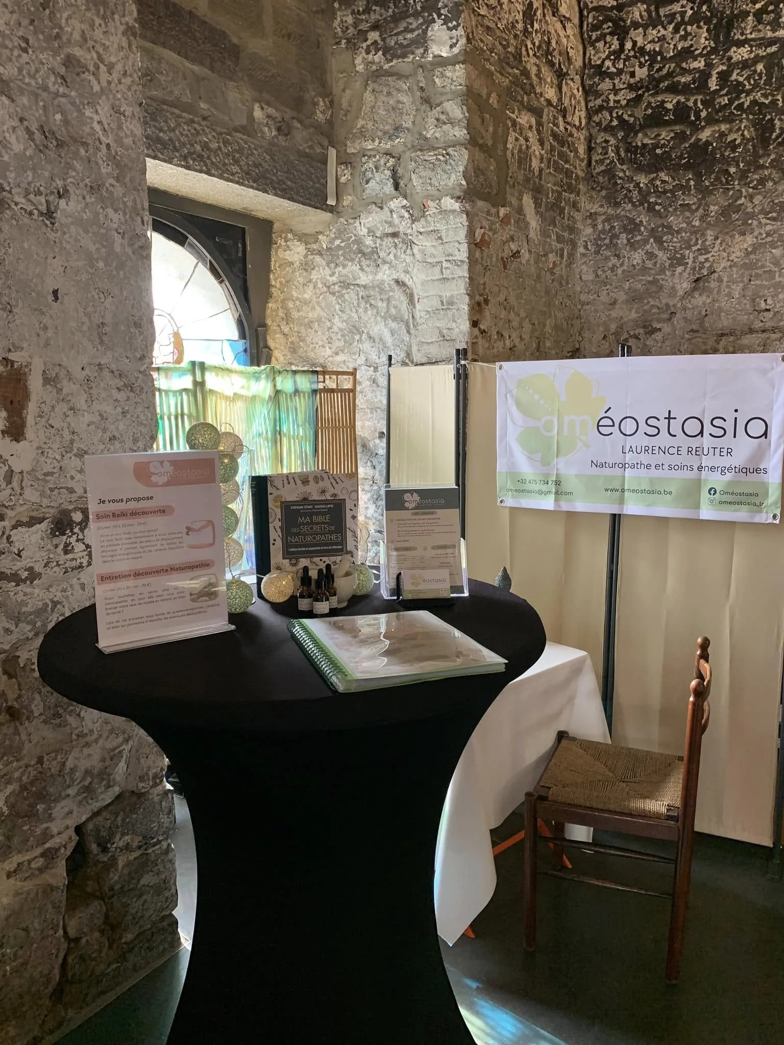 Le stand Oméostasia dans une salle voûtée en pierre de l’Abbaye de Floreffe