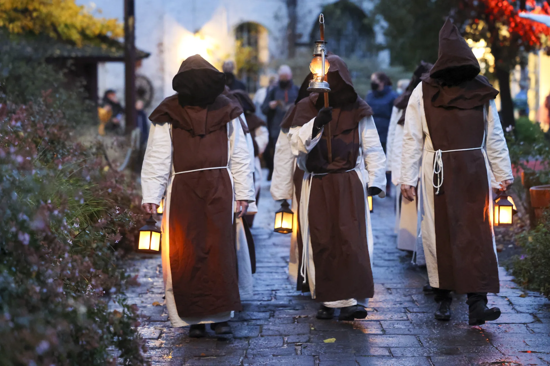 Le Chœur des Moines fantômes en procession avec des lanternes dans les allées de Pairi Daiza