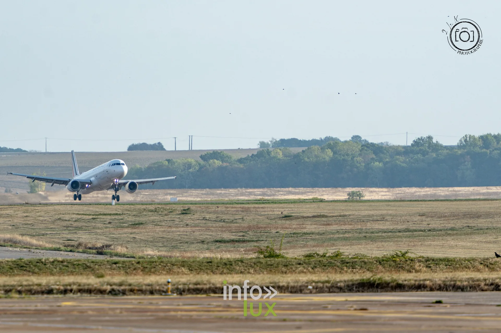 L’Airbus papal au toucher des roues sur la piste de l’aéroport Metz-Nancy-Lorraine