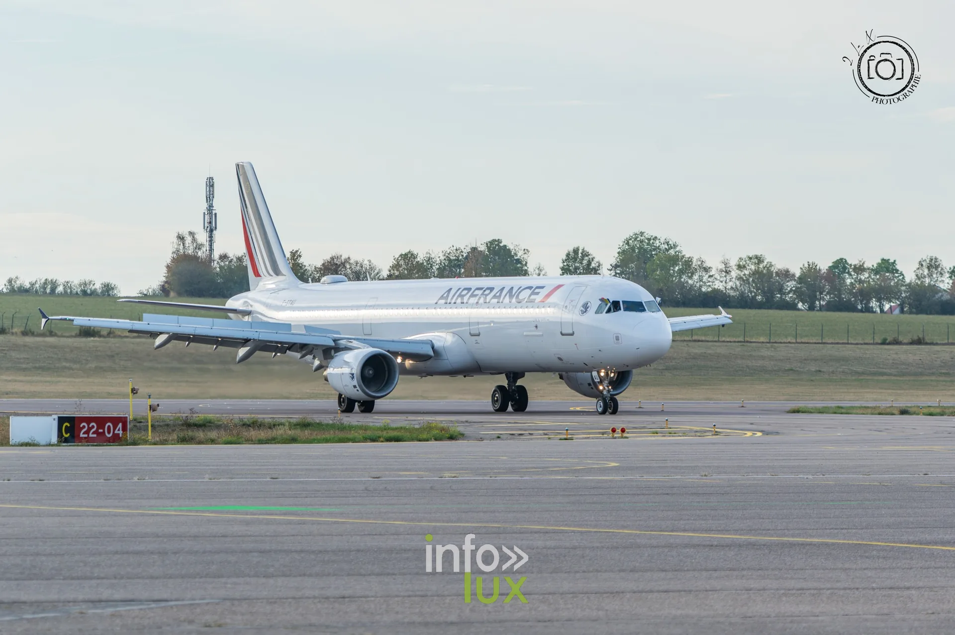 L’Airbus A321 d’Air France du voyage pontifical roulant sur le tarmac de Lorraine Aéroport