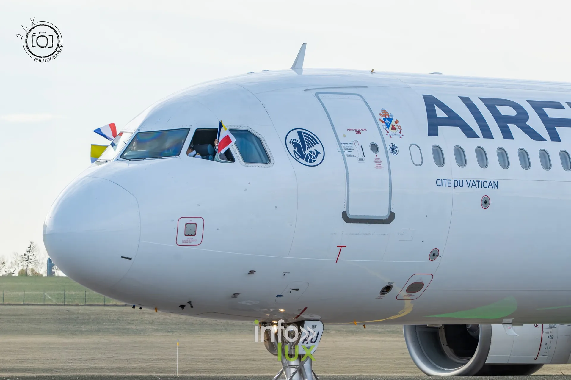 Drapeaux du Vatican et de la France au cockpit de l’Airbus A321 « Cité du Vatican » à Metz