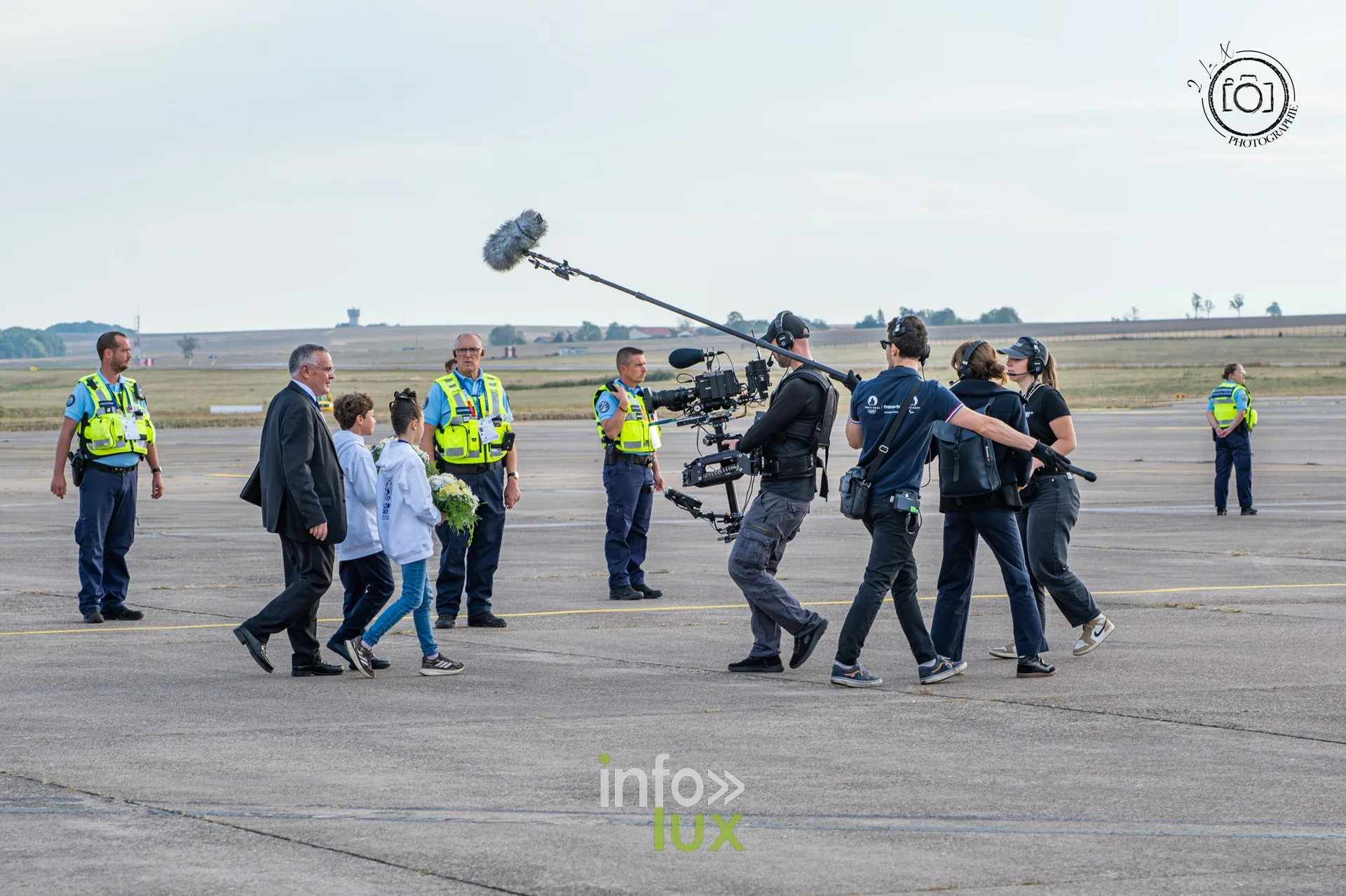 Enfants, service d’ordre et équipes de télévision sur le tarmac de l’aéroport Metz-Nancy-Lorraine