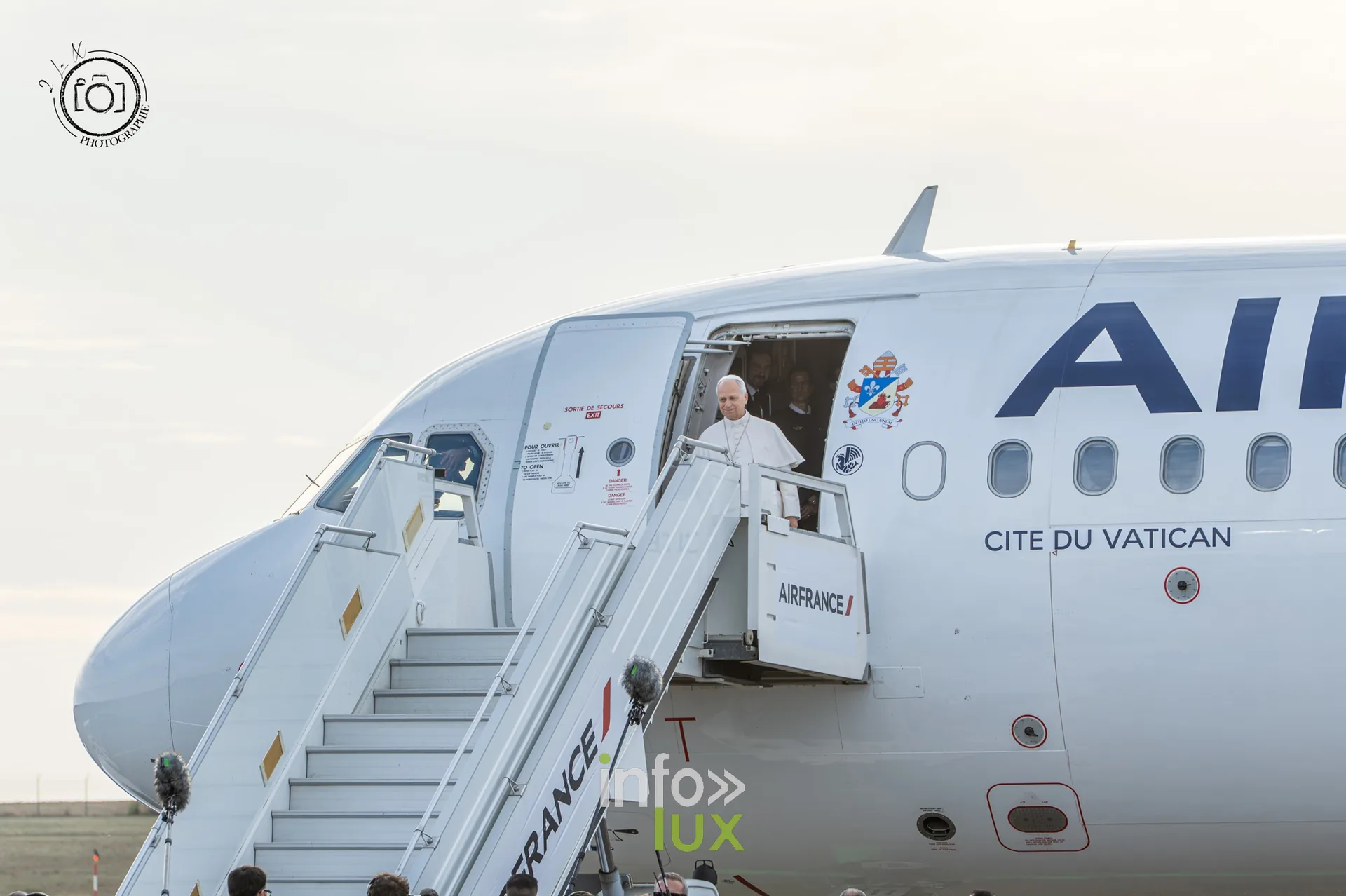 Le pape Léon XIV à la porte de l’Airbus « Cité du Vatican », aéroport Metz-Nancy-Lorraine