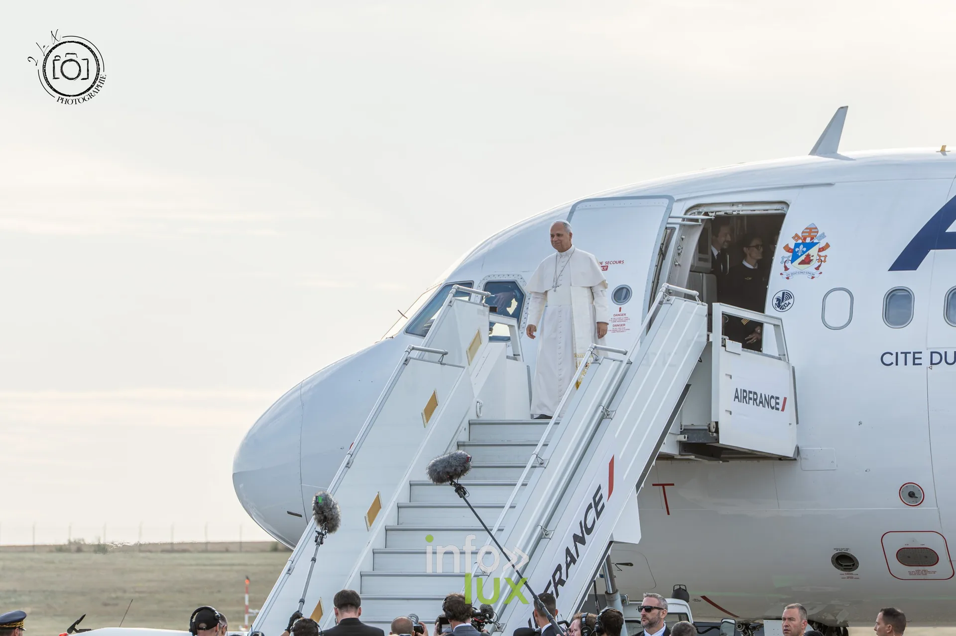 Le pape Léon XIV en haut de la passerelle de l’avion à Metz-Nancy-Lorraine