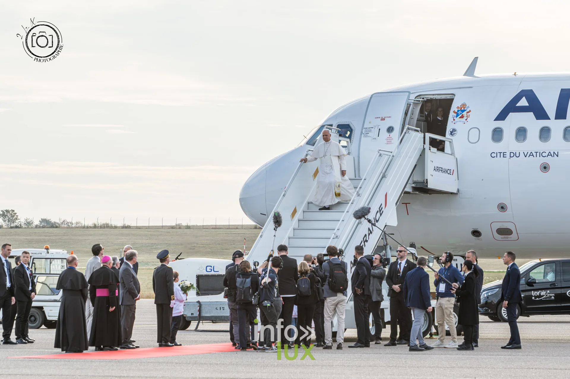 Le pape Léon XIV descend la passerelle, le comité d’accueil au pied de l’avion sur tapis rouge