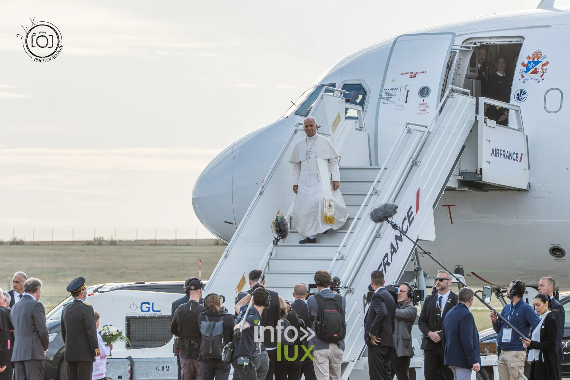 Le pape Léon XIV sur la passerelle de l’Airbus, photographes et caméras au pied de l’appareil
