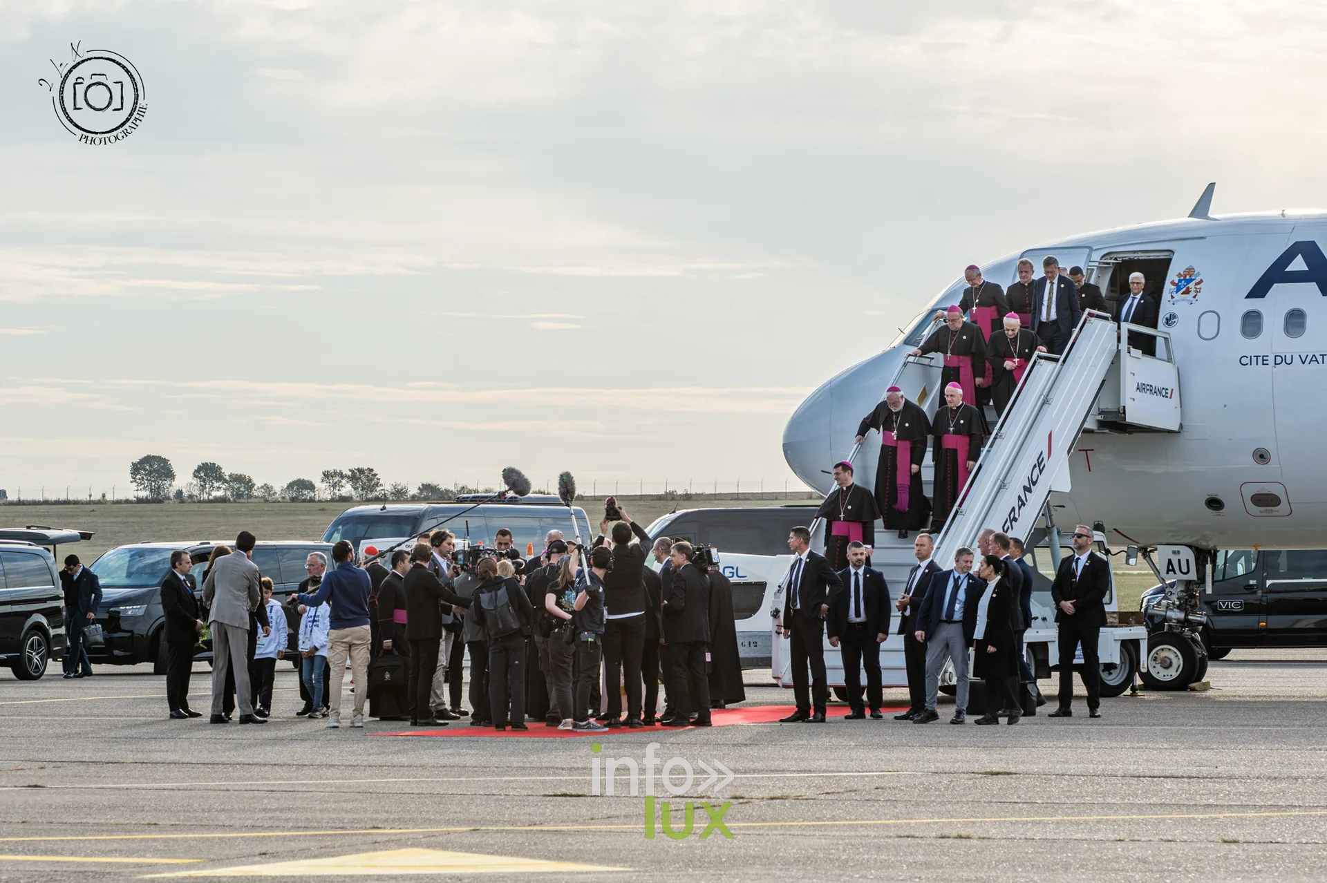 Le comité d’accueil officiel rassemblé sur le tapis rouge au pied de l’Airbus papal à Metz