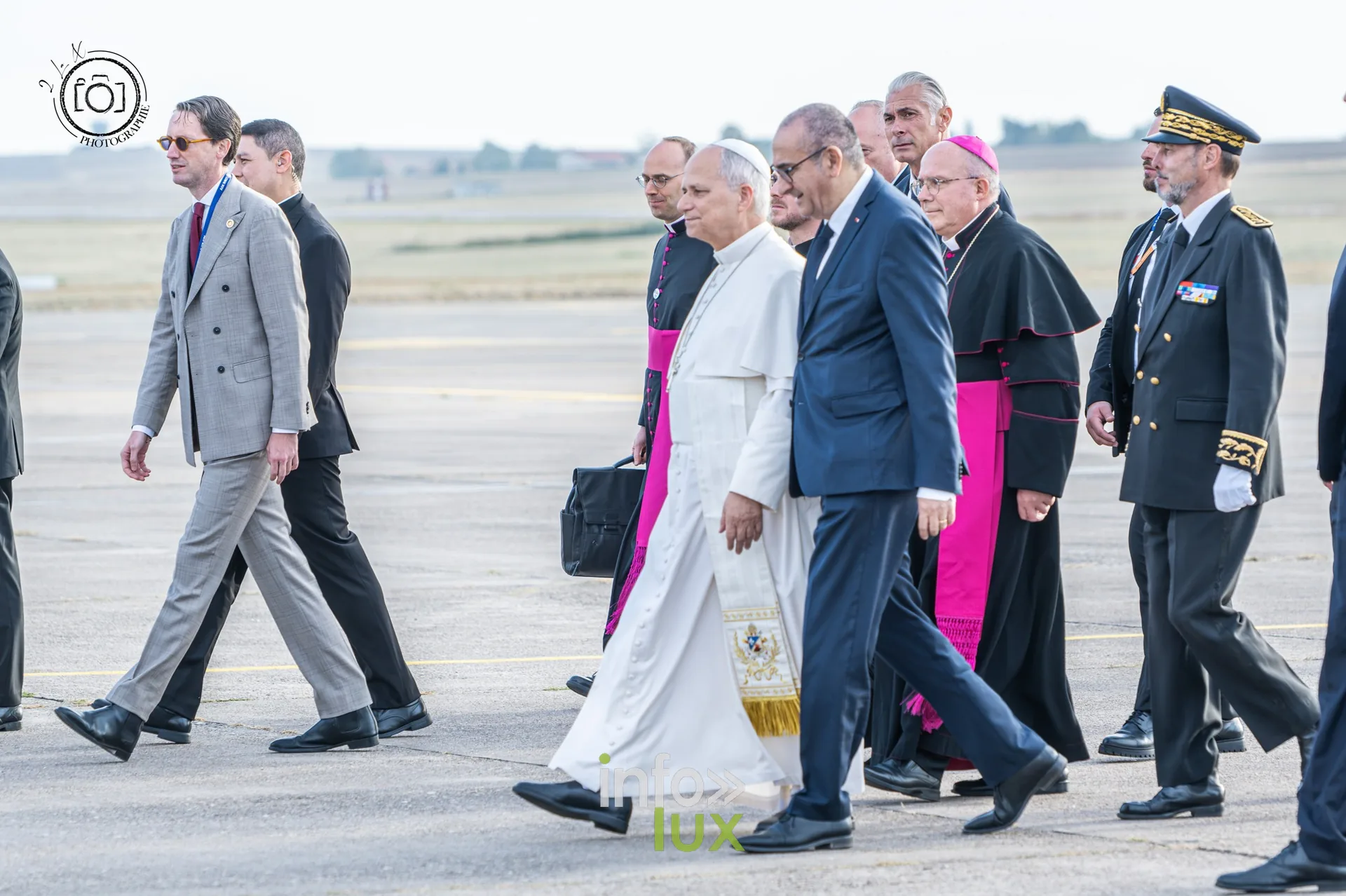 Le pape Léon XIV marche sur le tarmac avec les autorités et les évêques, aéroport Metz-Nancy-Lorraine