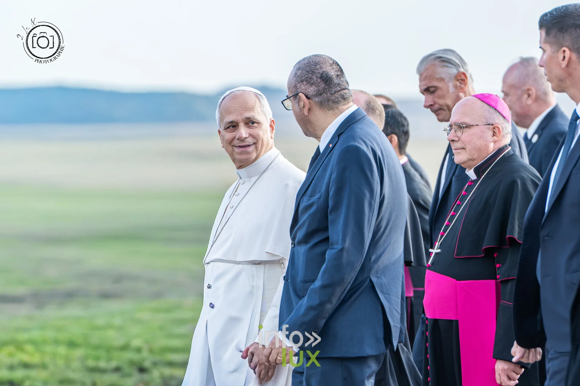 Le pape Léon XIV souriant sur le tarmac de Lorraine Aéroport, entouré des autorités