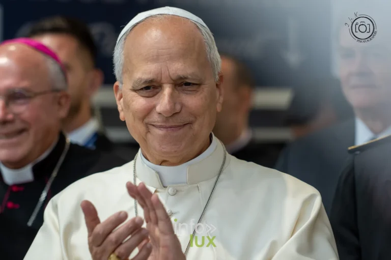 Le pape Léon XIV souriant et applaudissant à son arrivée à l’aéroport Metz-Nancy-Lorraine