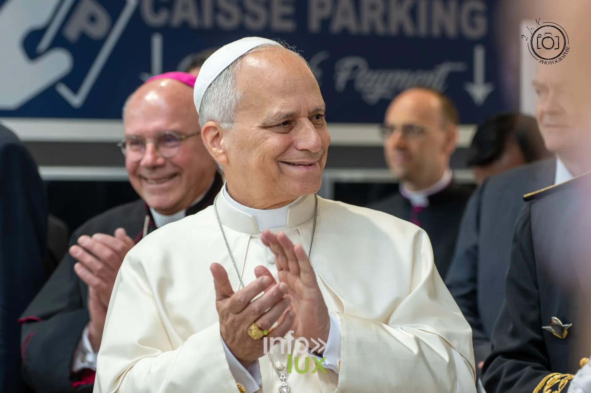 Le pape Léon XIV applaudit dans le hall de l’aéroport de Metz, 28 septembre 2026