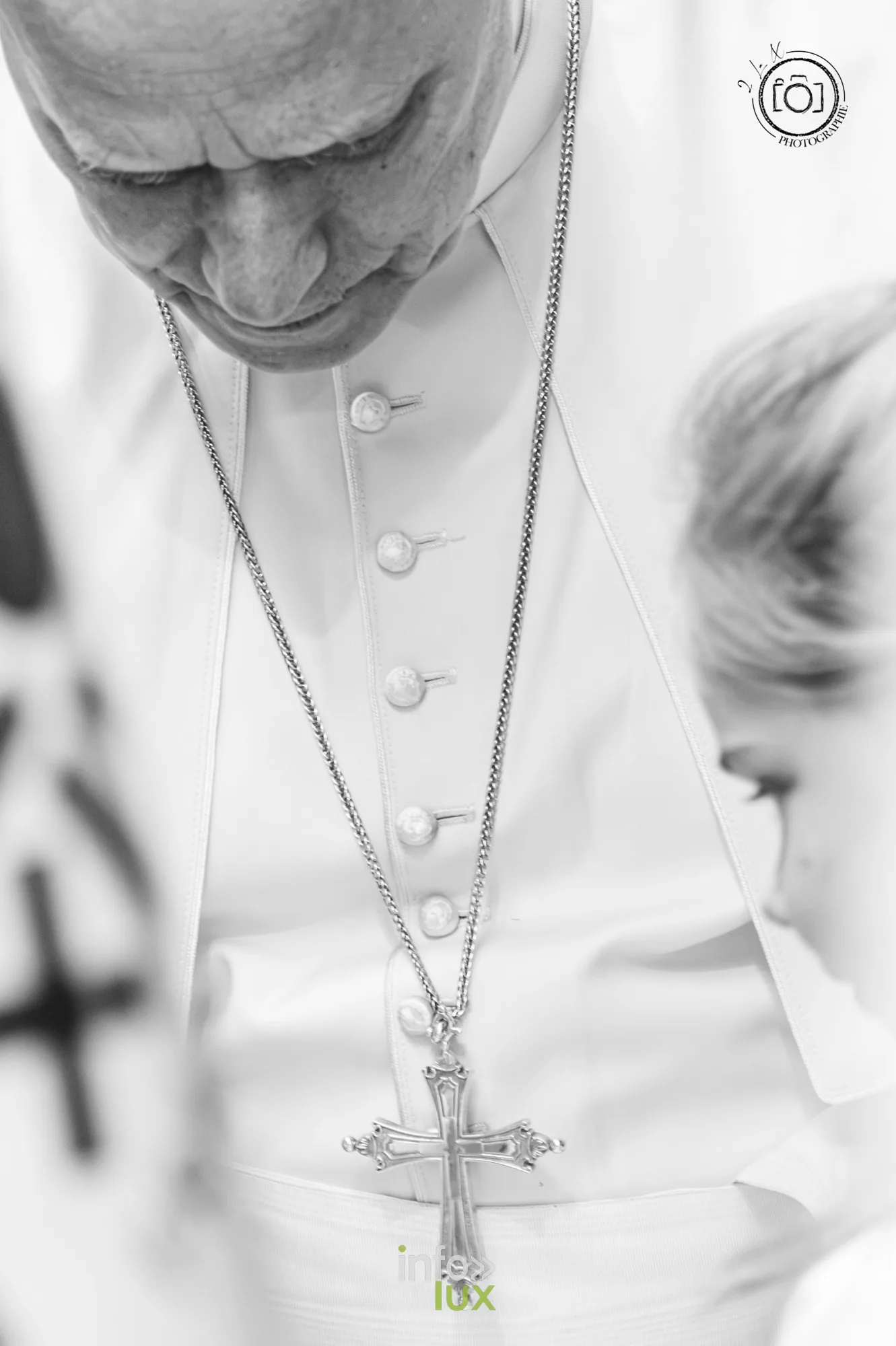 Croix pectorale du pape Léon XIV, photo en noir et blanc, visite à Metz 2026