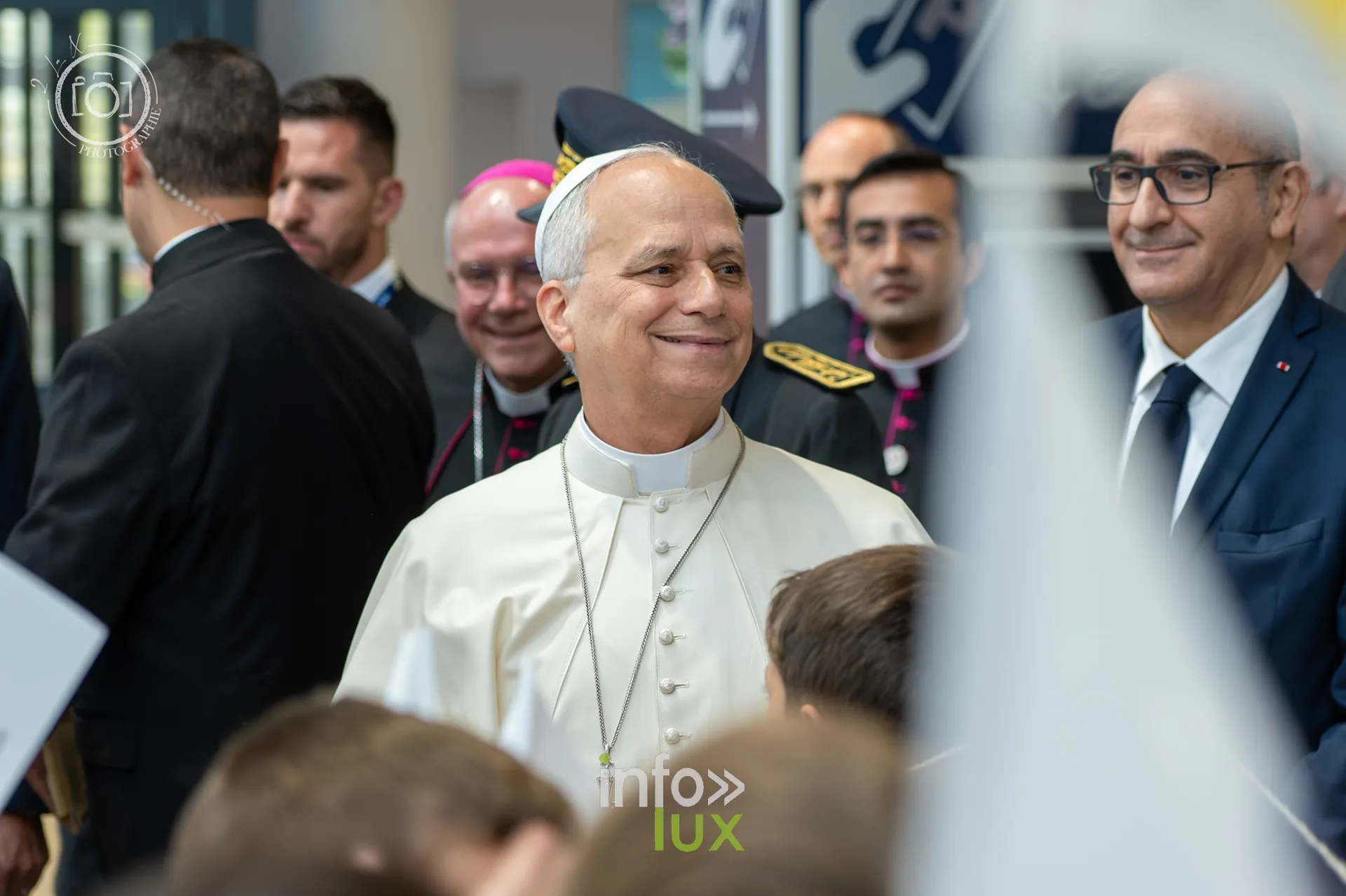 Le pape Léon XIV au milieu des écoliers et des drapeaux, aéroport Metz-Nancy-Lorraine
