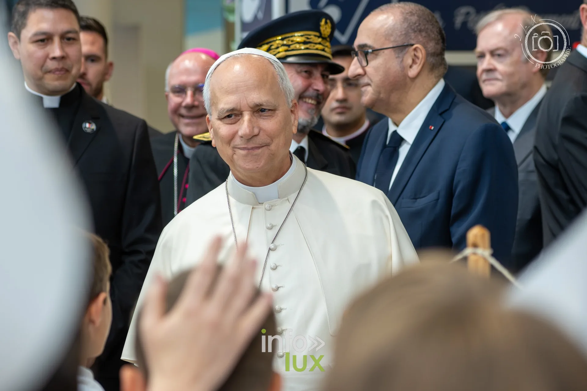 Le pape Léon XIV salue les enfants venus l’accueillir à l’aéroport de Metz