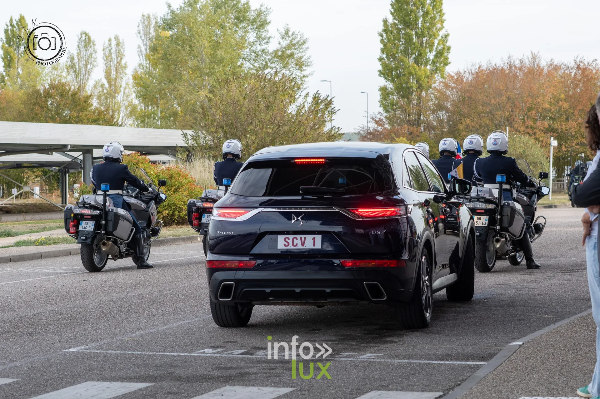 Le véhicule immatriculé SCV 1 escorté par des motards de la police quitte l’aéroport de Metz