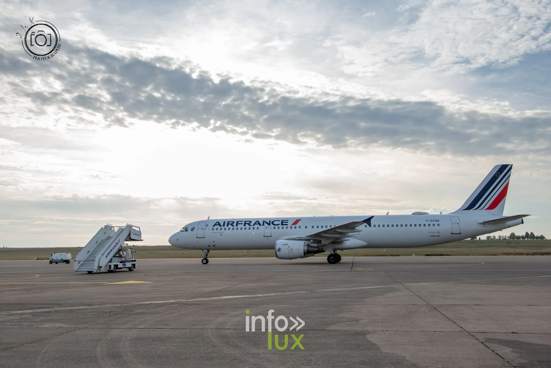 L’Airbus « Cité du Vatican » et sa passerelle sur le tarmac de l’aéroport Metz-Nancy-Lorraine