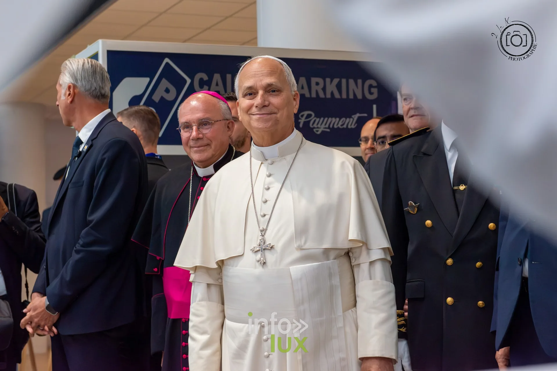 Le pape Léon XIV souriant parmi les évêques et les autorités, hall de Lorraine Aéroport
