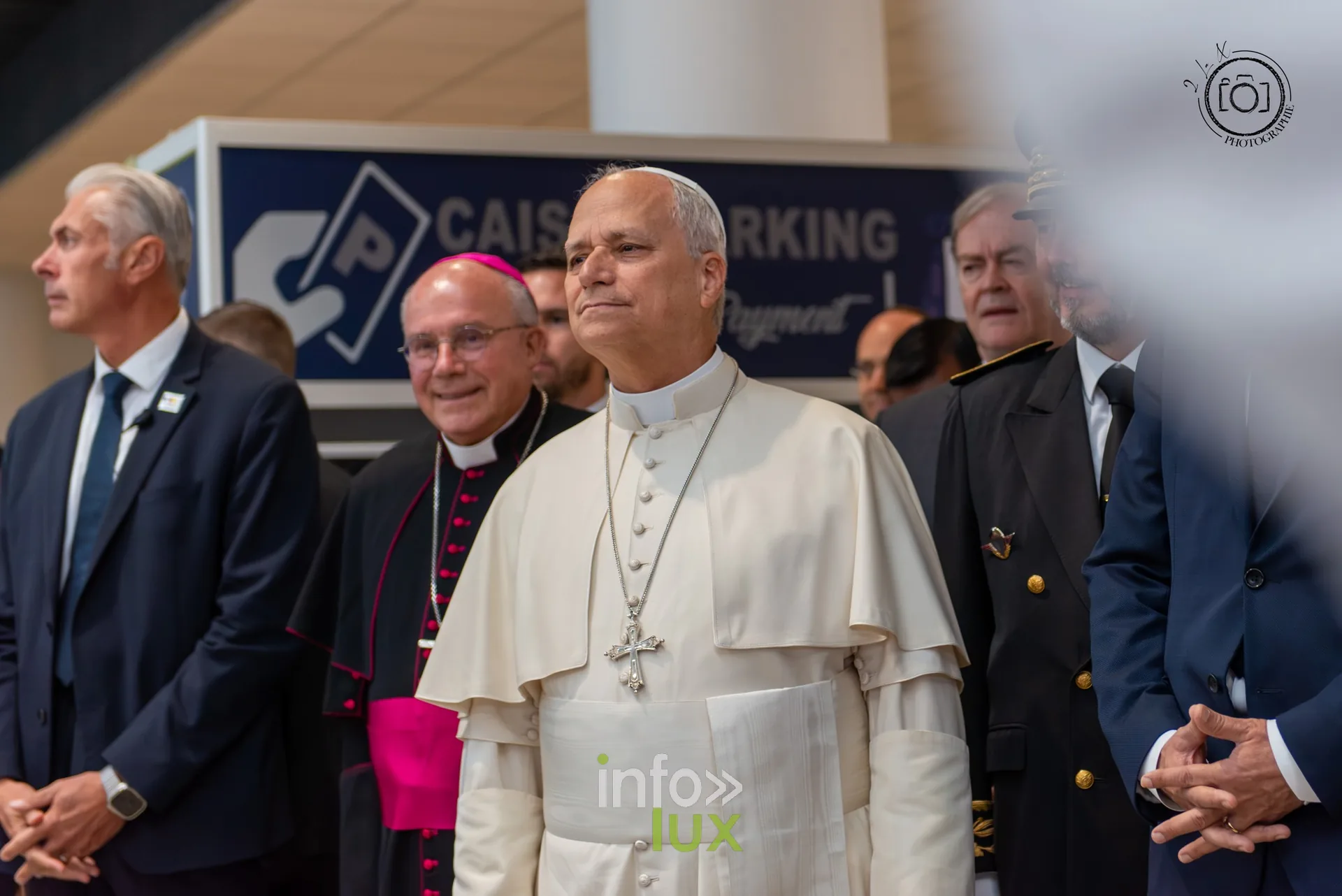 Le pape Léon XIV entouré des évêques dans le hall de l’aéroport Metz-Nancy-Lorraine