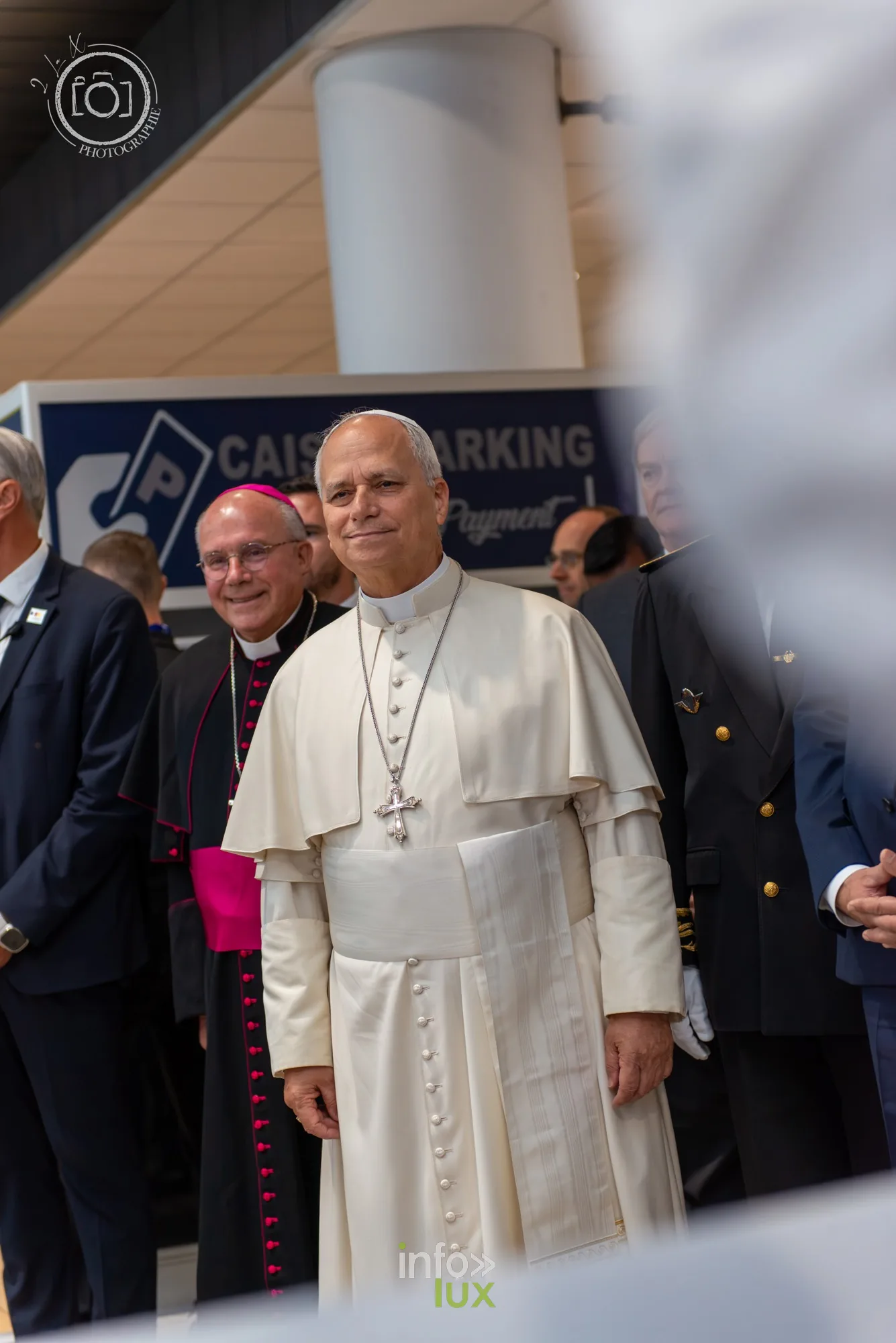 Le pape Léon XIV en soutane blanche dans le hall de l’aéroport Metz-Nancy-Lorraine