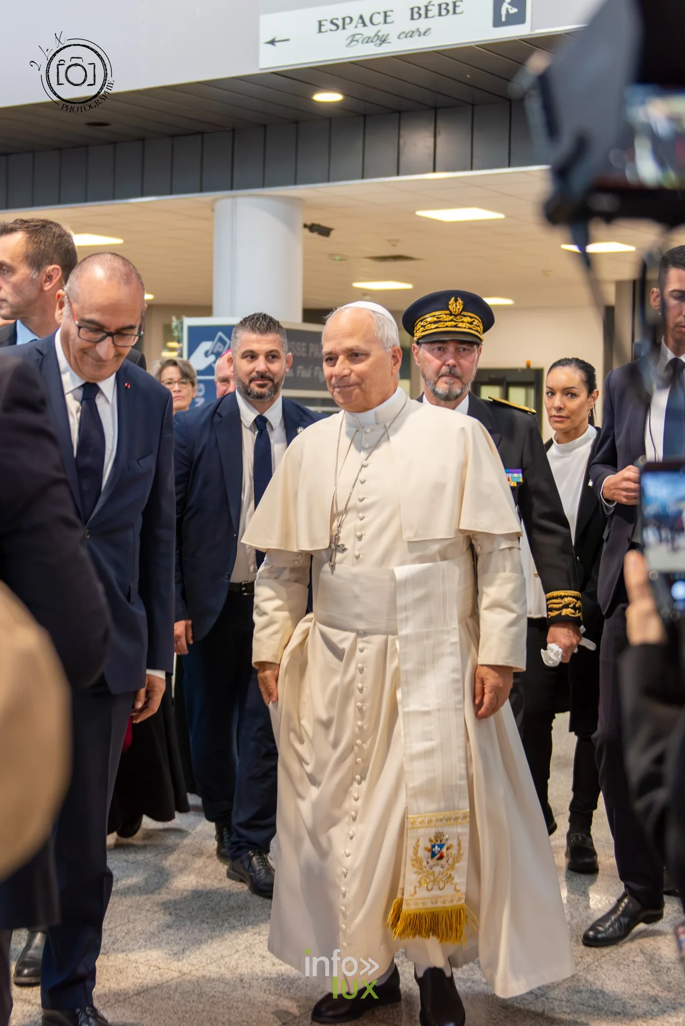 Le pape Léon XIV traverse le hall de l’aéroport Metz-Nancy-Lorraine avec sa délégation