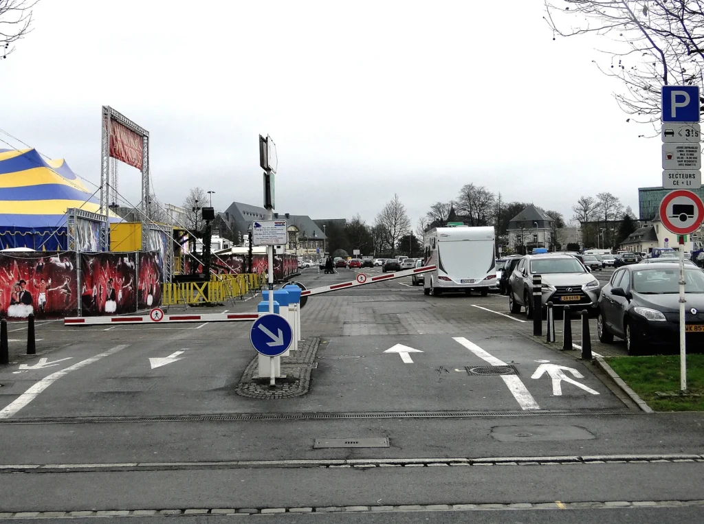 Entrée du parking du Glacis à Luxembourg-Ville, barrière et panneaux de stationnement