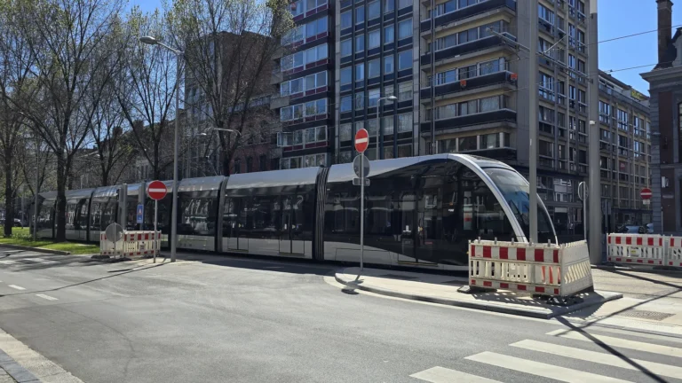 Tram de Liège sur le boulevard de la Sauvenière, près des parkings Neujean, Central Park et Sauvenière