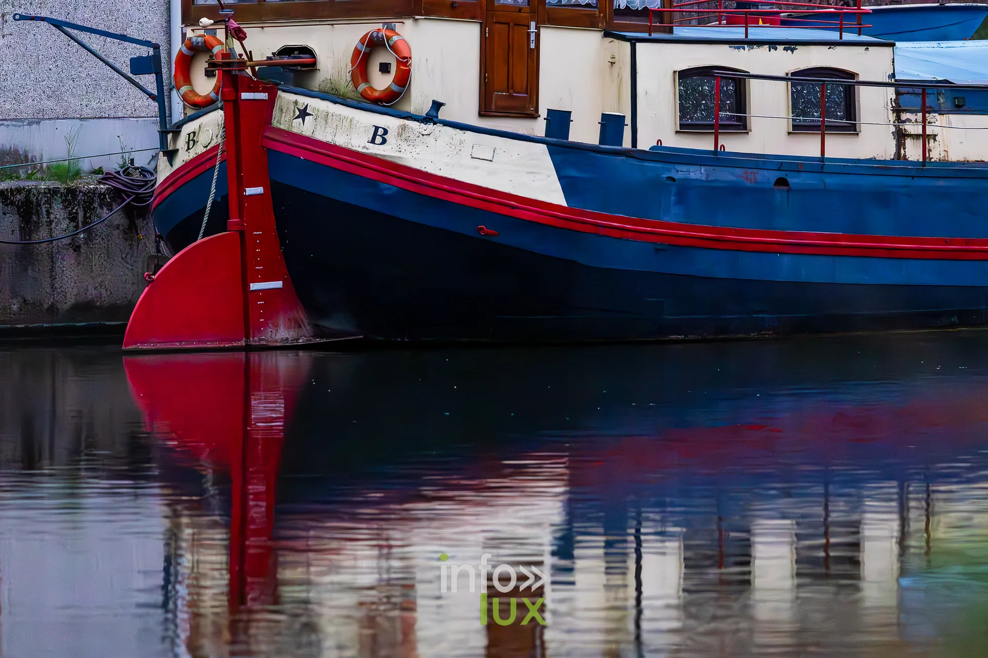 Peniche amarree le long du vieux canal de Ronquieres et son reflet dans l'eau