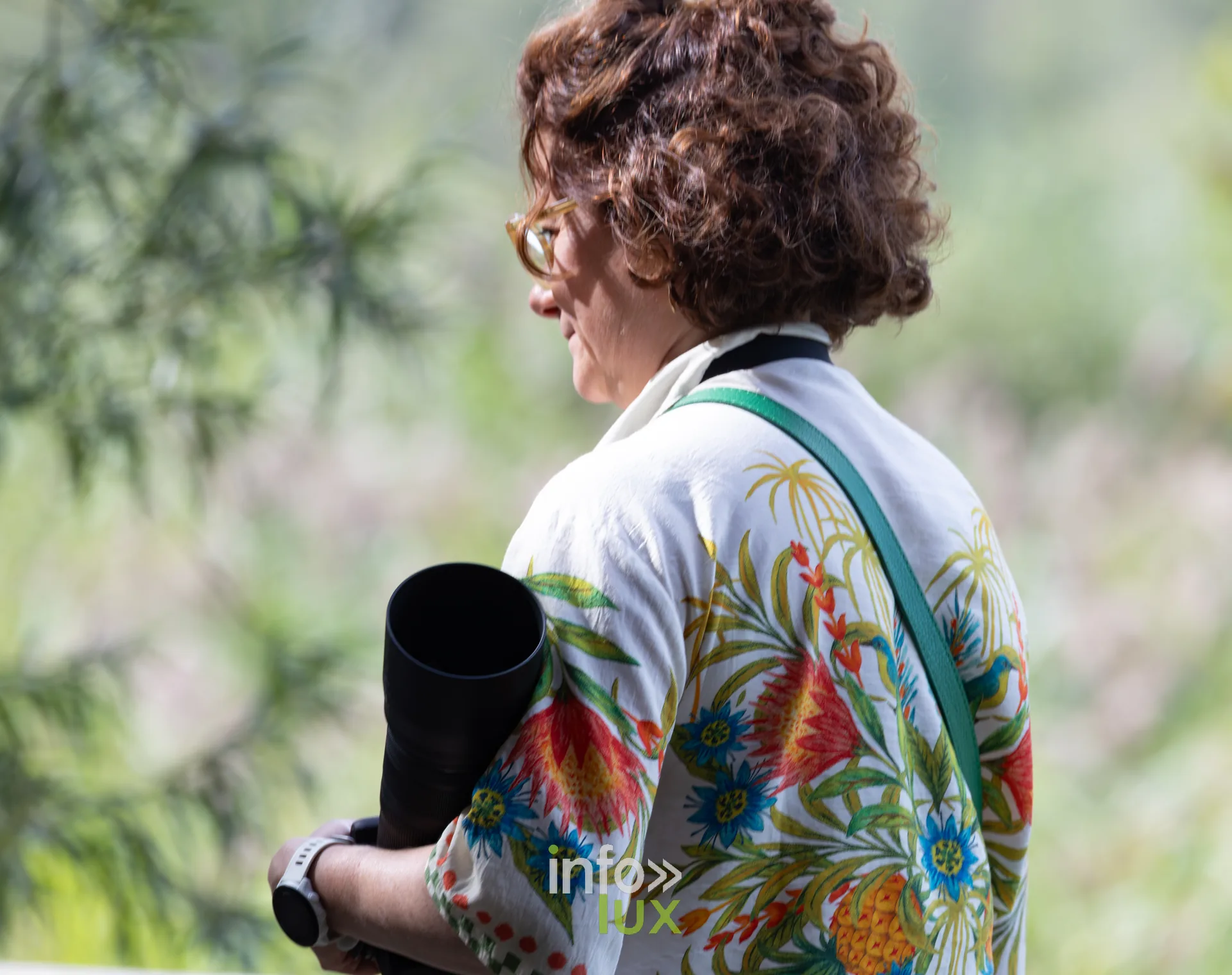 Visiteuse tenant un teleobjectif sur un sentier de l'etang de Virelles
