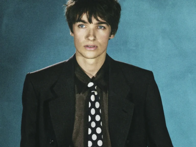 Pierre de Maere en costume noir et cravate à pois, photo de presse de l’album Ave de Maere (2026)