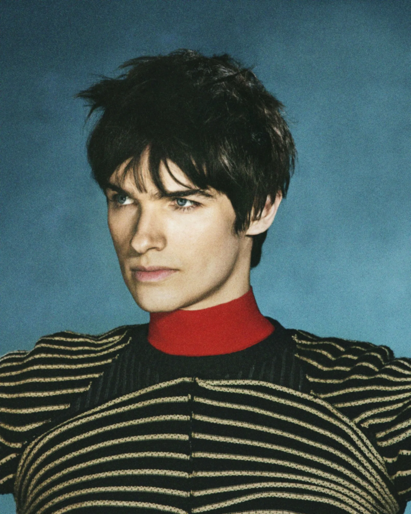 Pierre de Maere en pull rayé et col roulé rouge