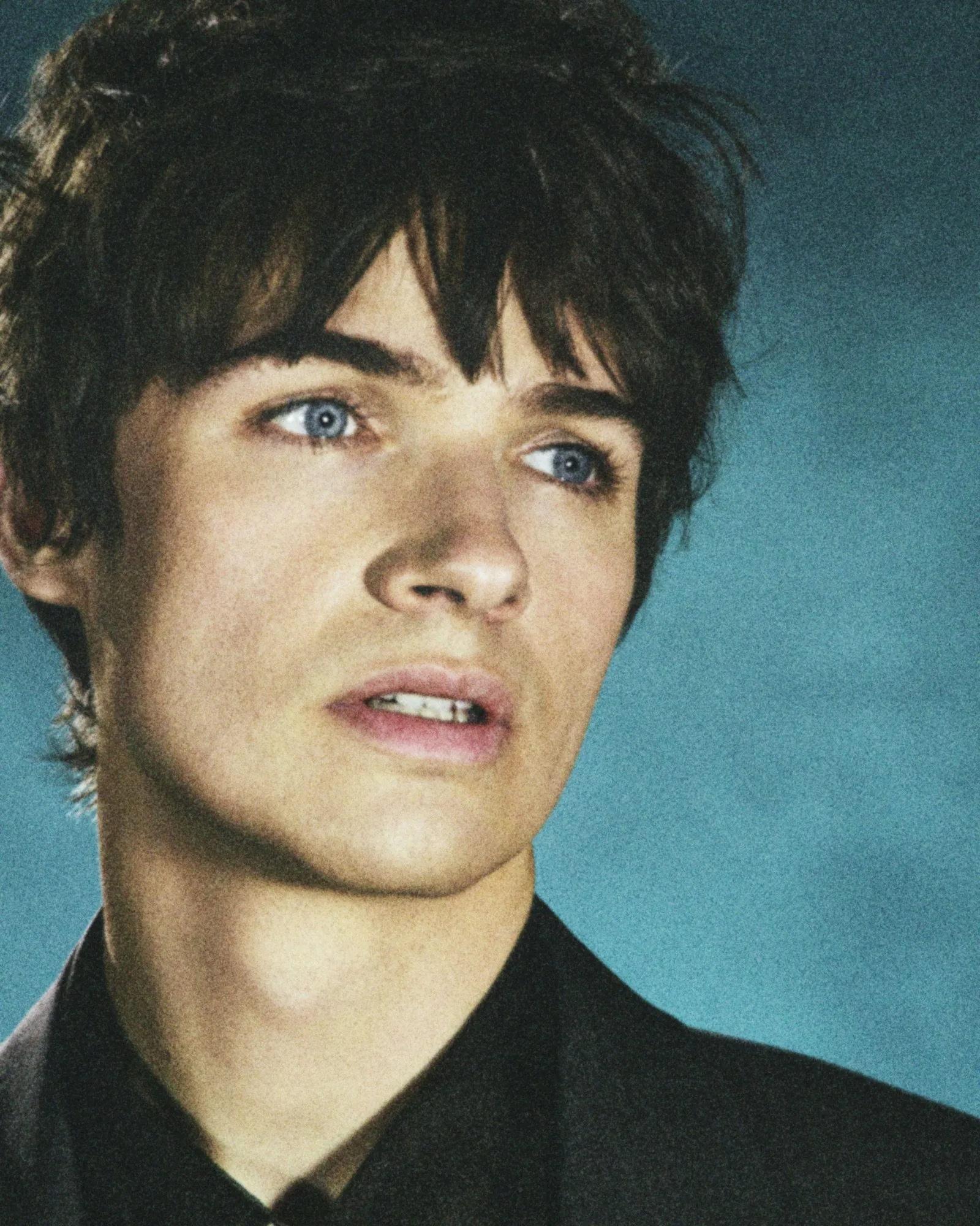 Portrait en gros plan de Pierre de Maere, chanteur belge
