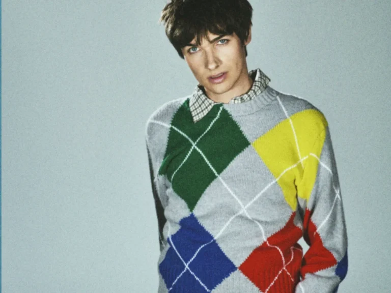 Pierre de Maere en pull à losanges colorés, photo de presse 2026