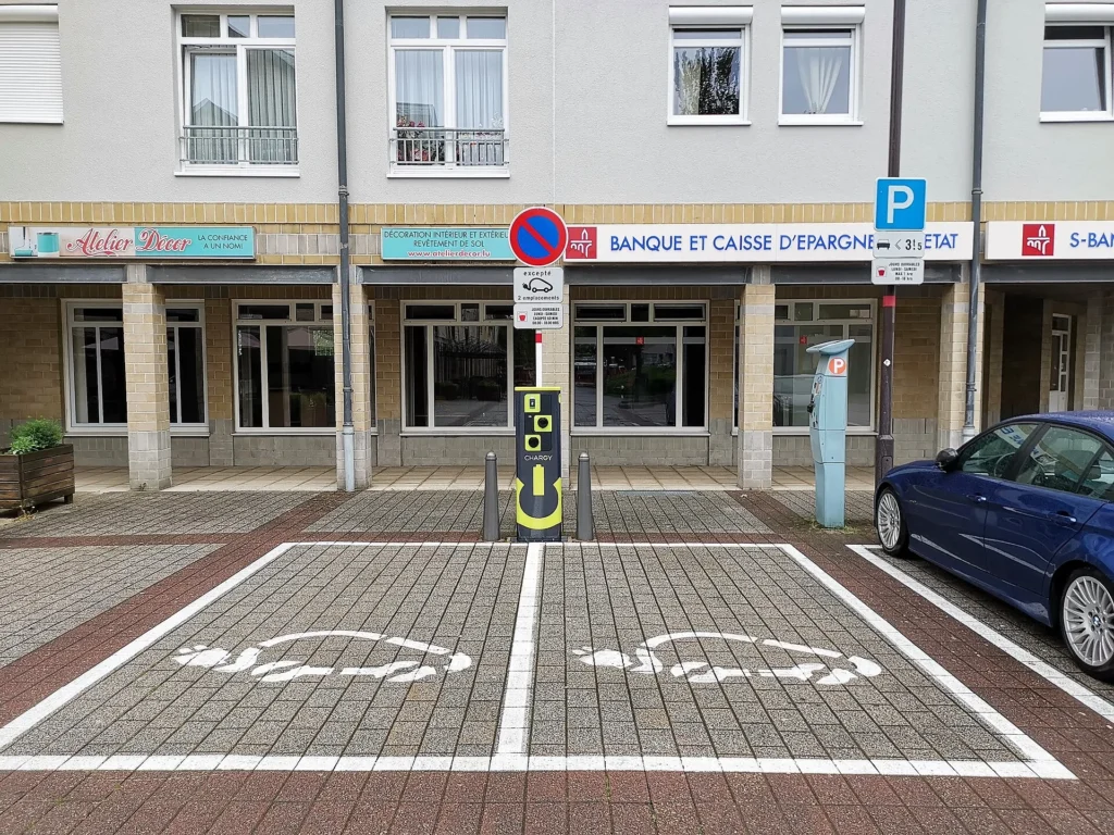 Deux places de stationnement réservées à la recharge devant une borne Chargy à Luxembourg