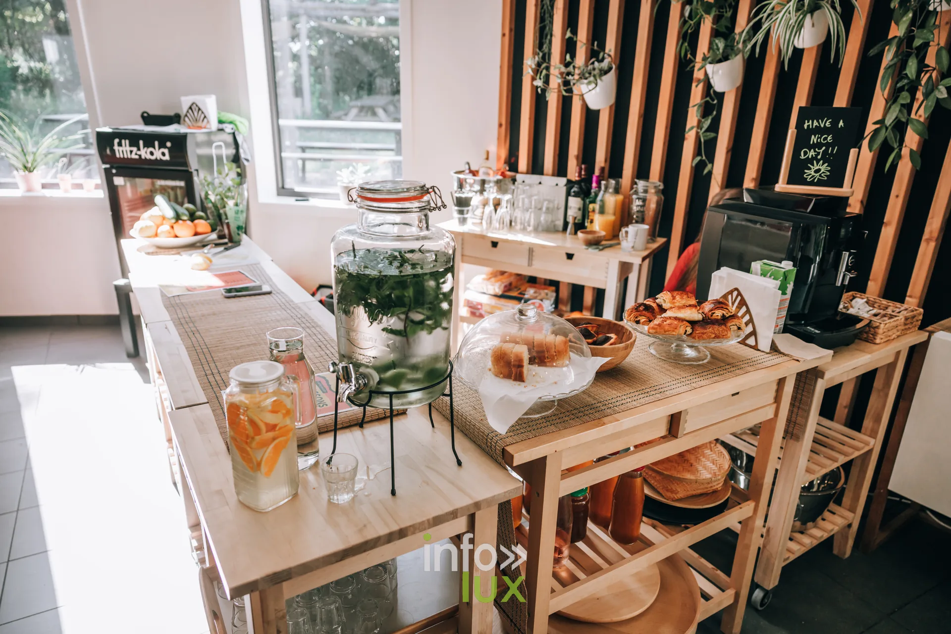 Table d accueil avec boissons fraiches et viennoiseries au festival PodBXL a Evere